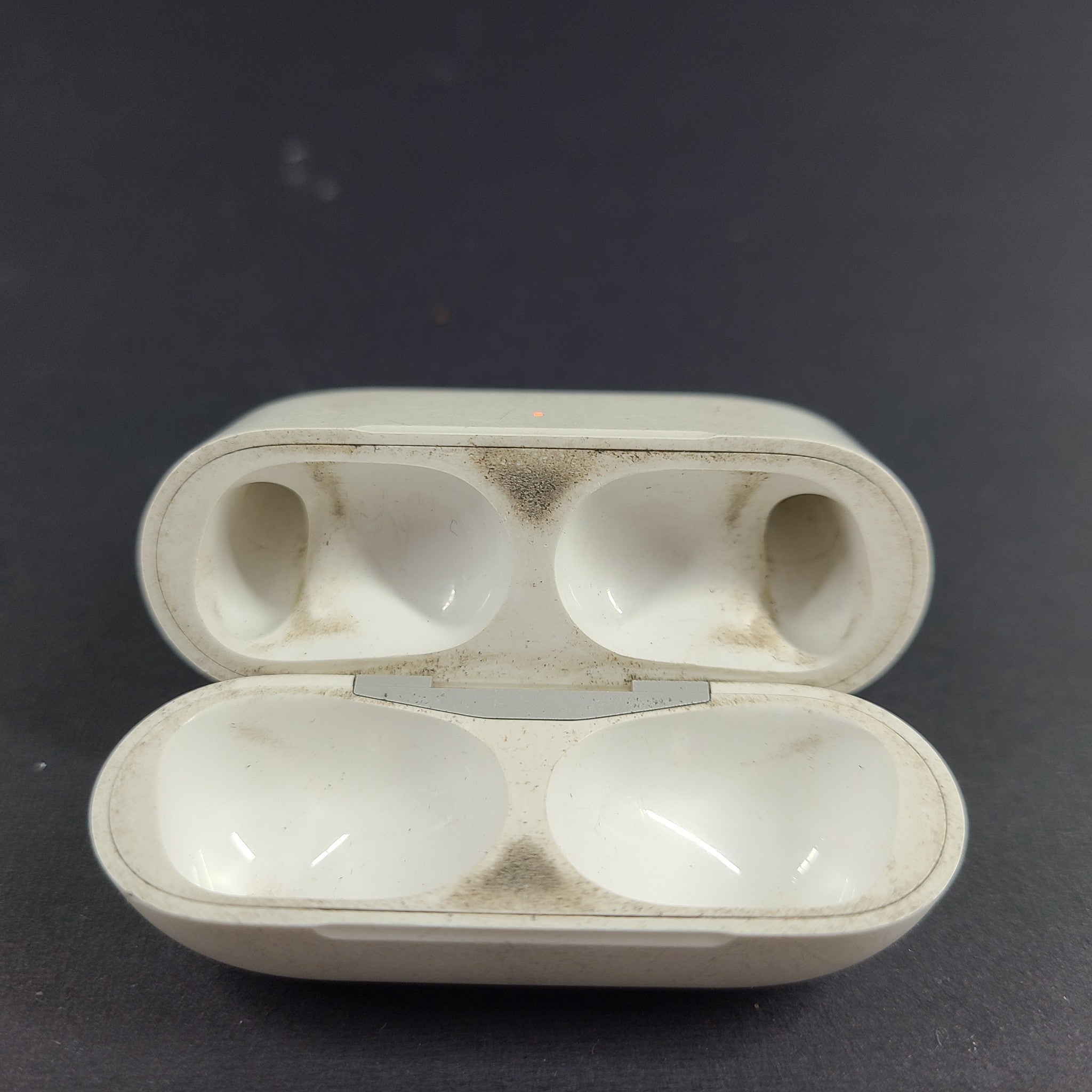 Apple AirPod Pro 2nd Generation MagSafe Replacement Charging Case A2700 SCUFFS