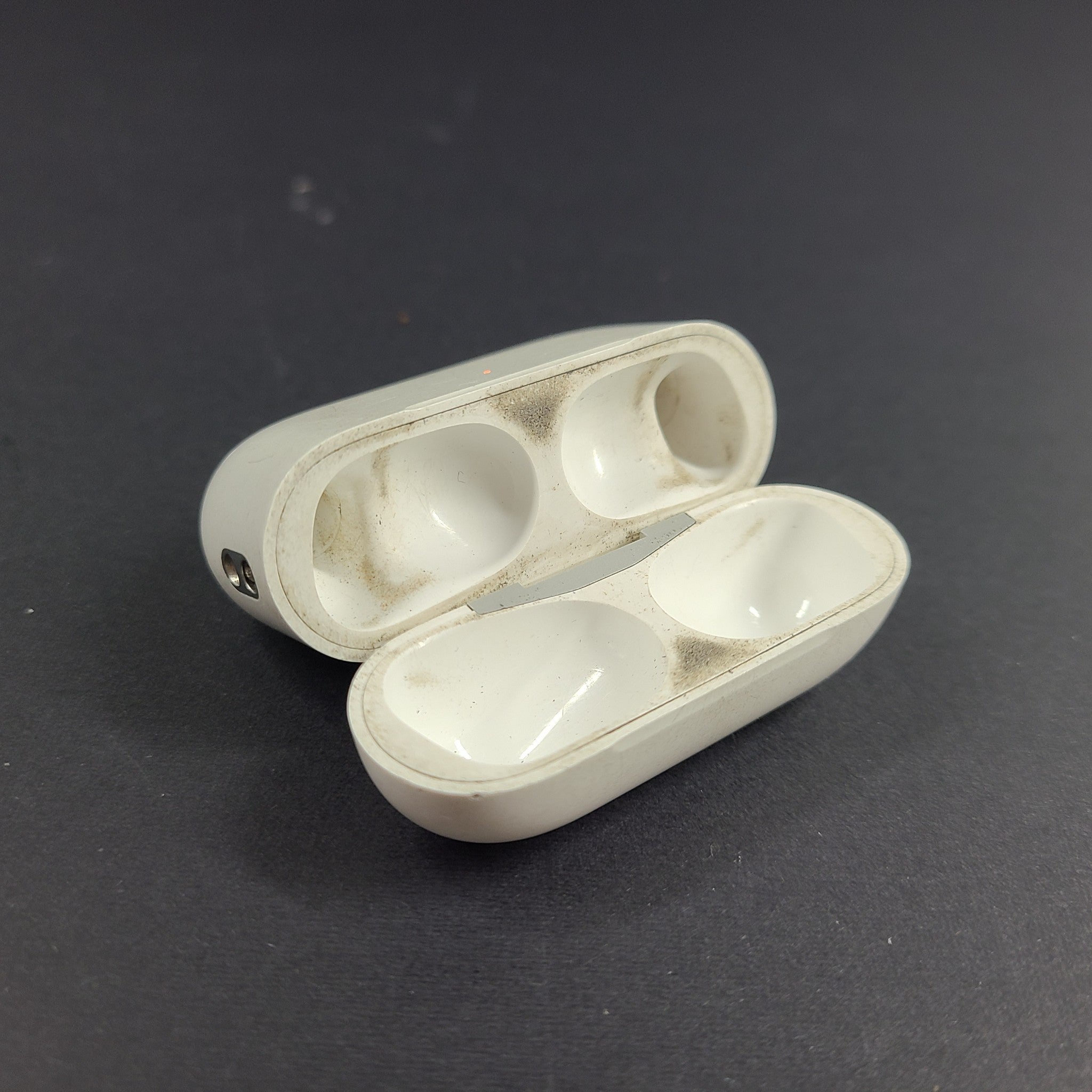 Apple AirPod Pro 2nd Generation MagSafe Replacement Charging Case A2700 SCUFFS