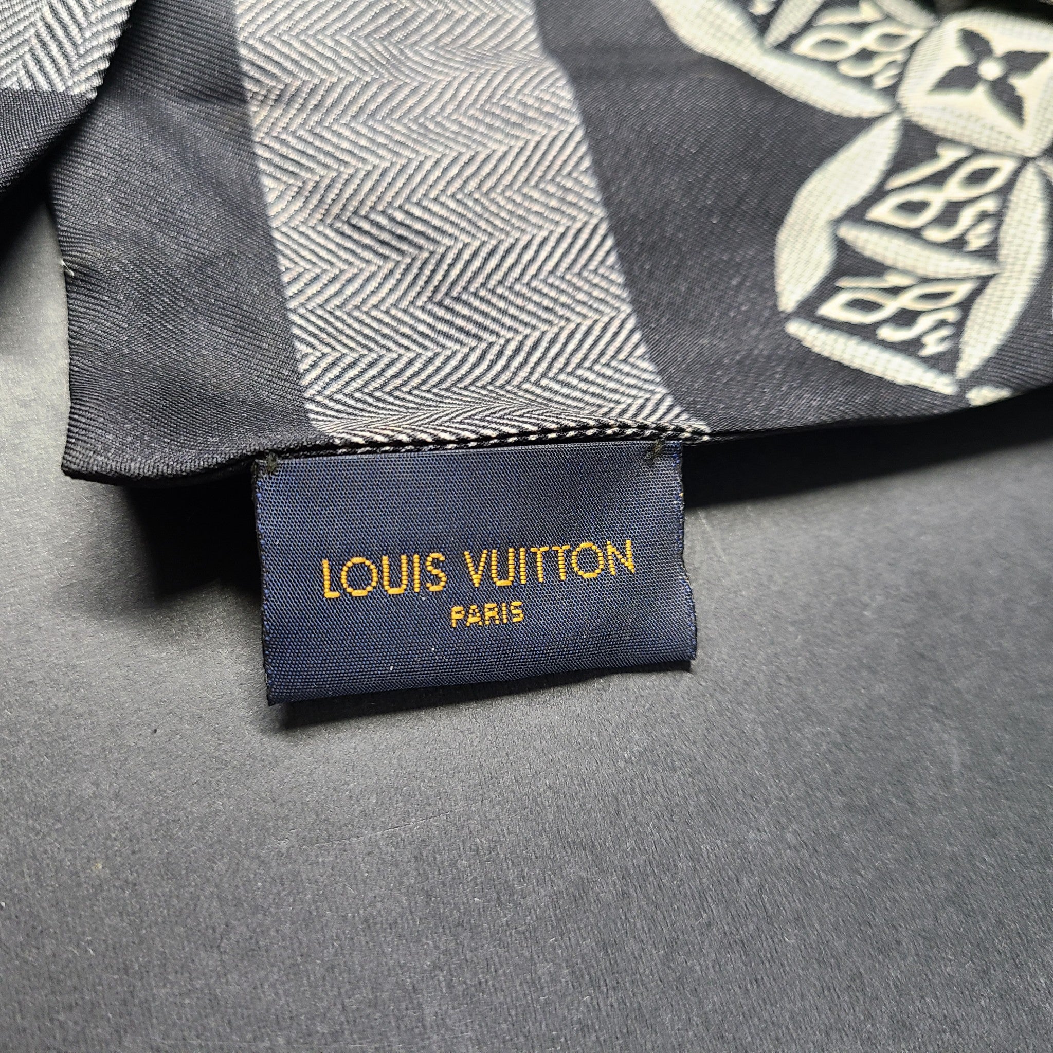 Louis Vuitton Transparent Plexiglass Box Scott Bandeau 1854 Silk Scarf MP2825