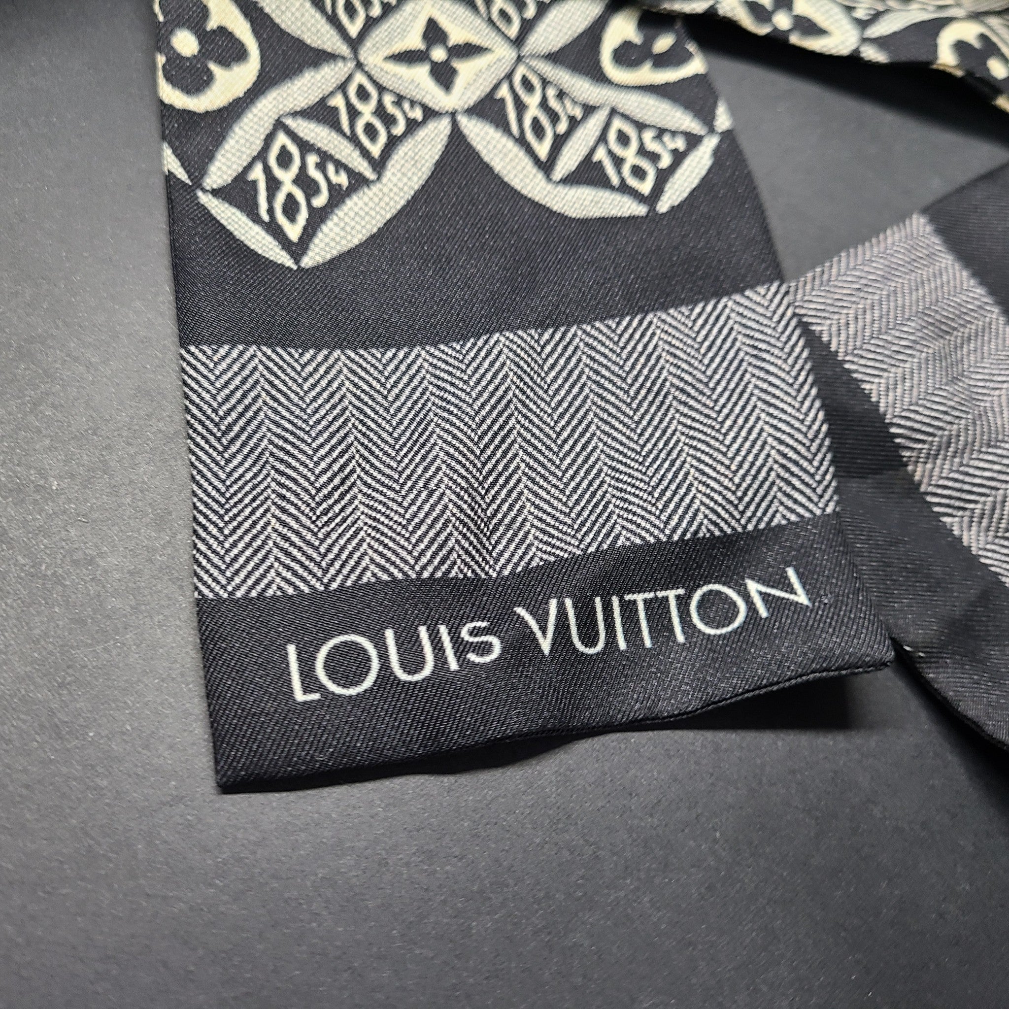 Louis Vuitton Transparent Plexiglass Box Scott Bandeau 1854 Silk Scarf MP2825