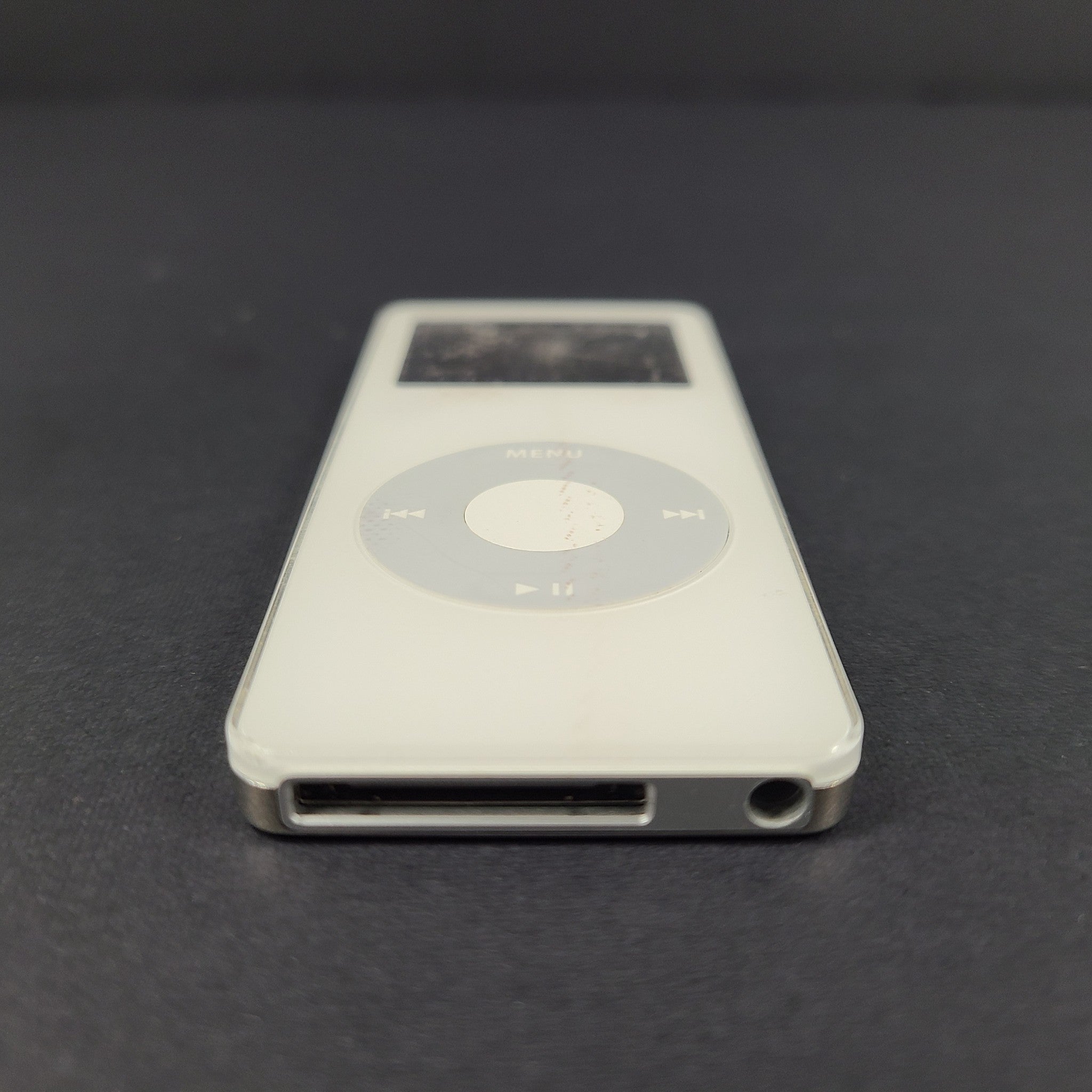 Apple iPod nano 1st Generation 2GB White MP3 Music Player A1137