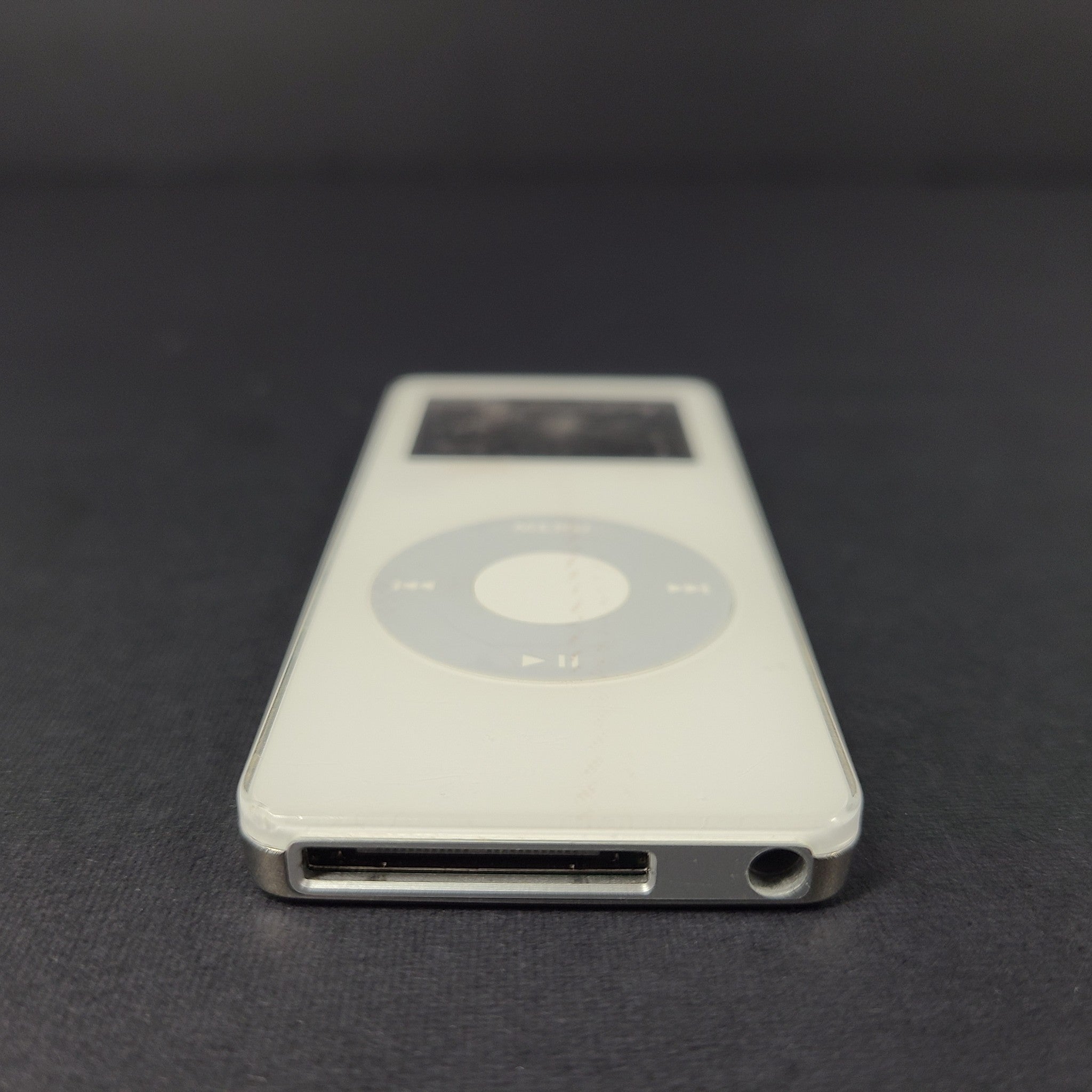 Apple iPod nano 1st Generation 2GB White MP3 Music Player A1137