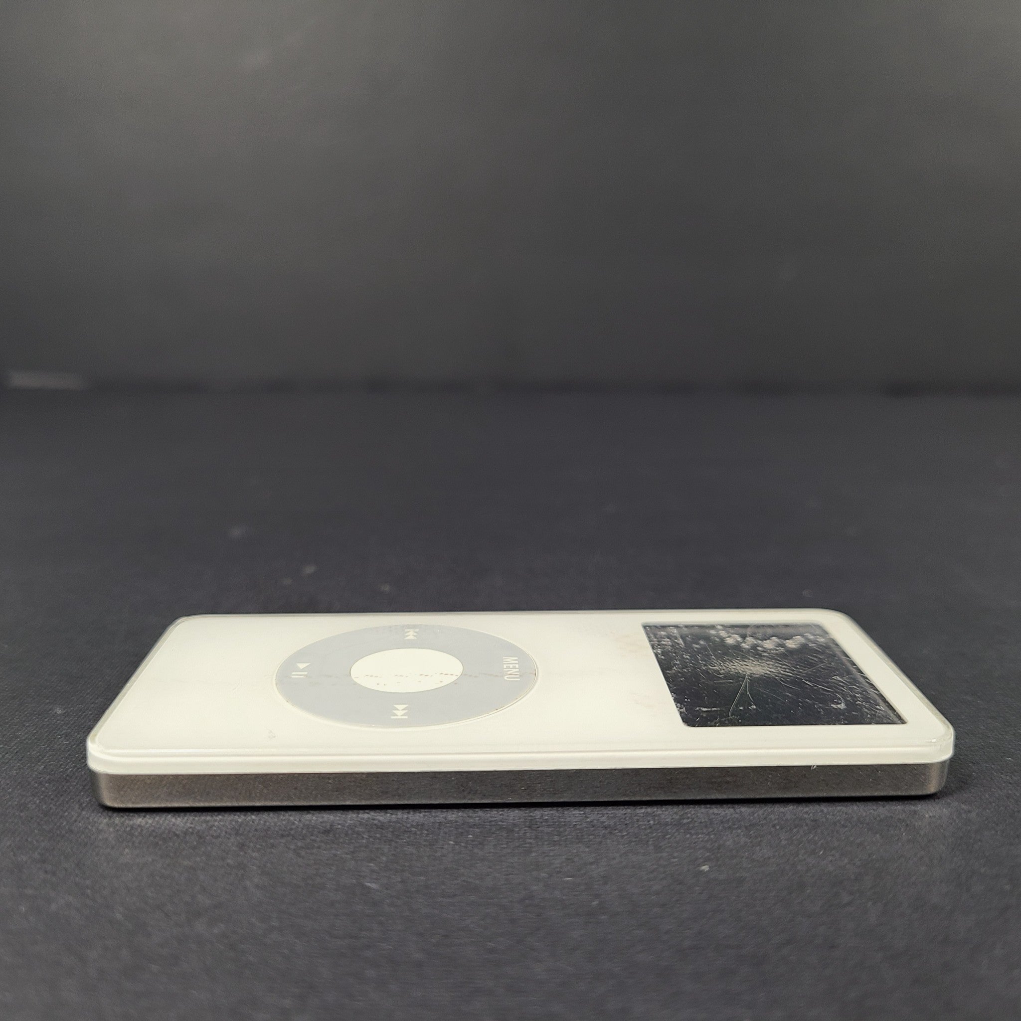 Apple iPod nano 1st Generation 2GB White MP3 Music Player A1137