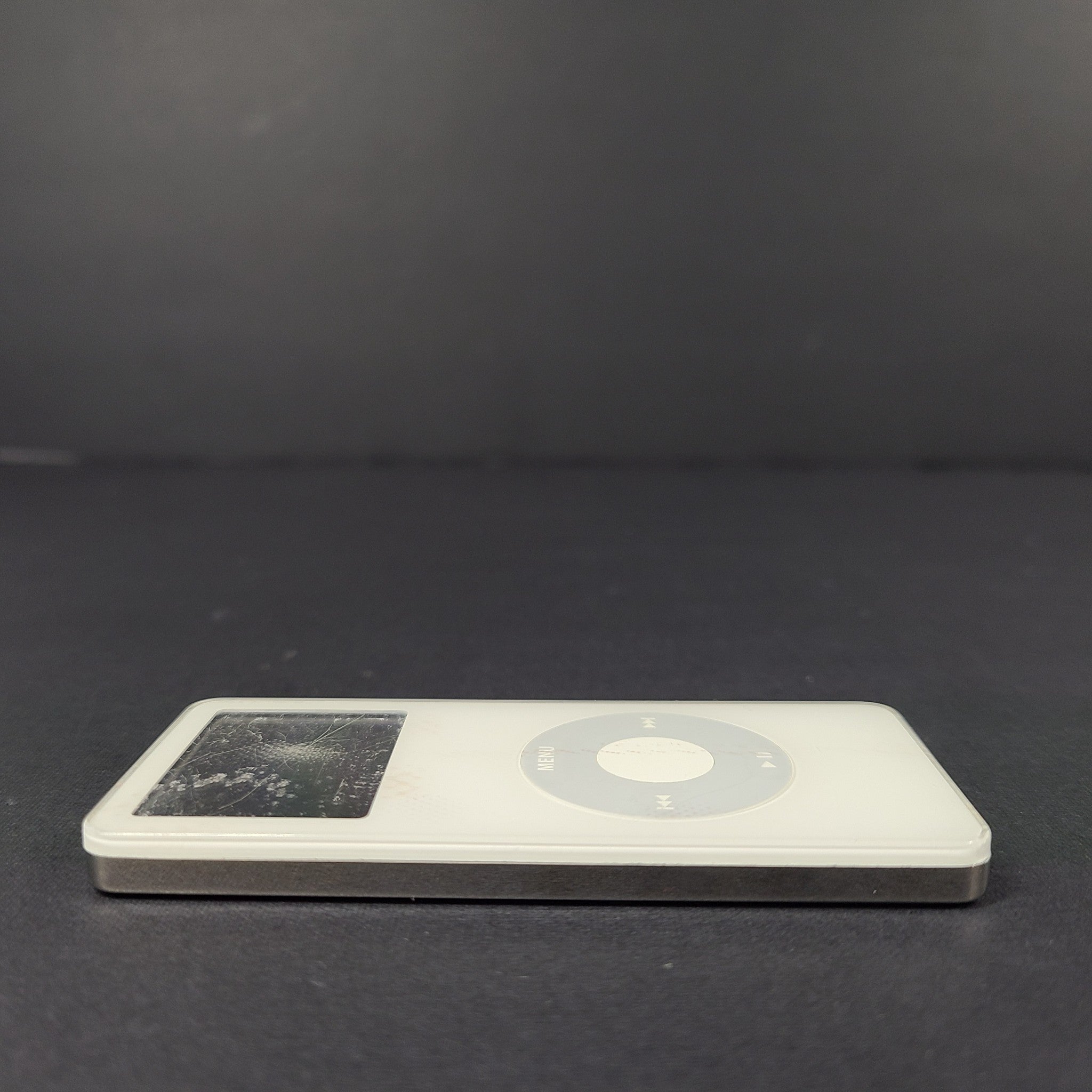Apple iPod nano 1st Generation 2GB White MP3 Music Player A1137