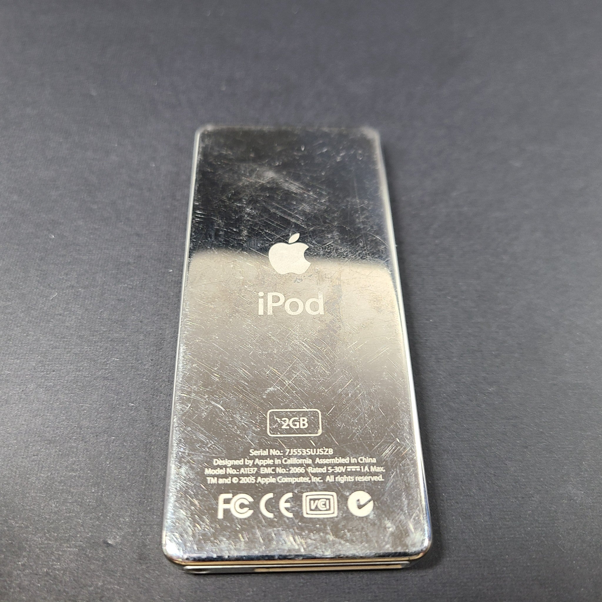 Apple iPod nano 1st Generation 2GB White MP3 Music Player A1137