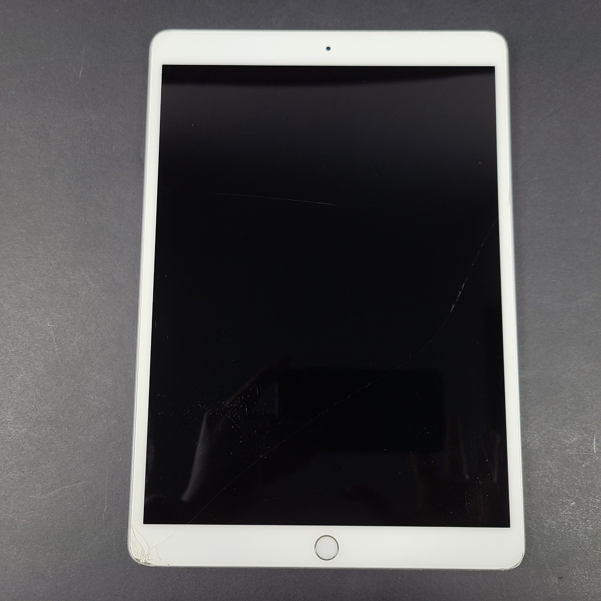 Apple iPad Air 3 (3rd Generation), A2152 64GB, Wi-Fi only 10.5in - Silver READ!!