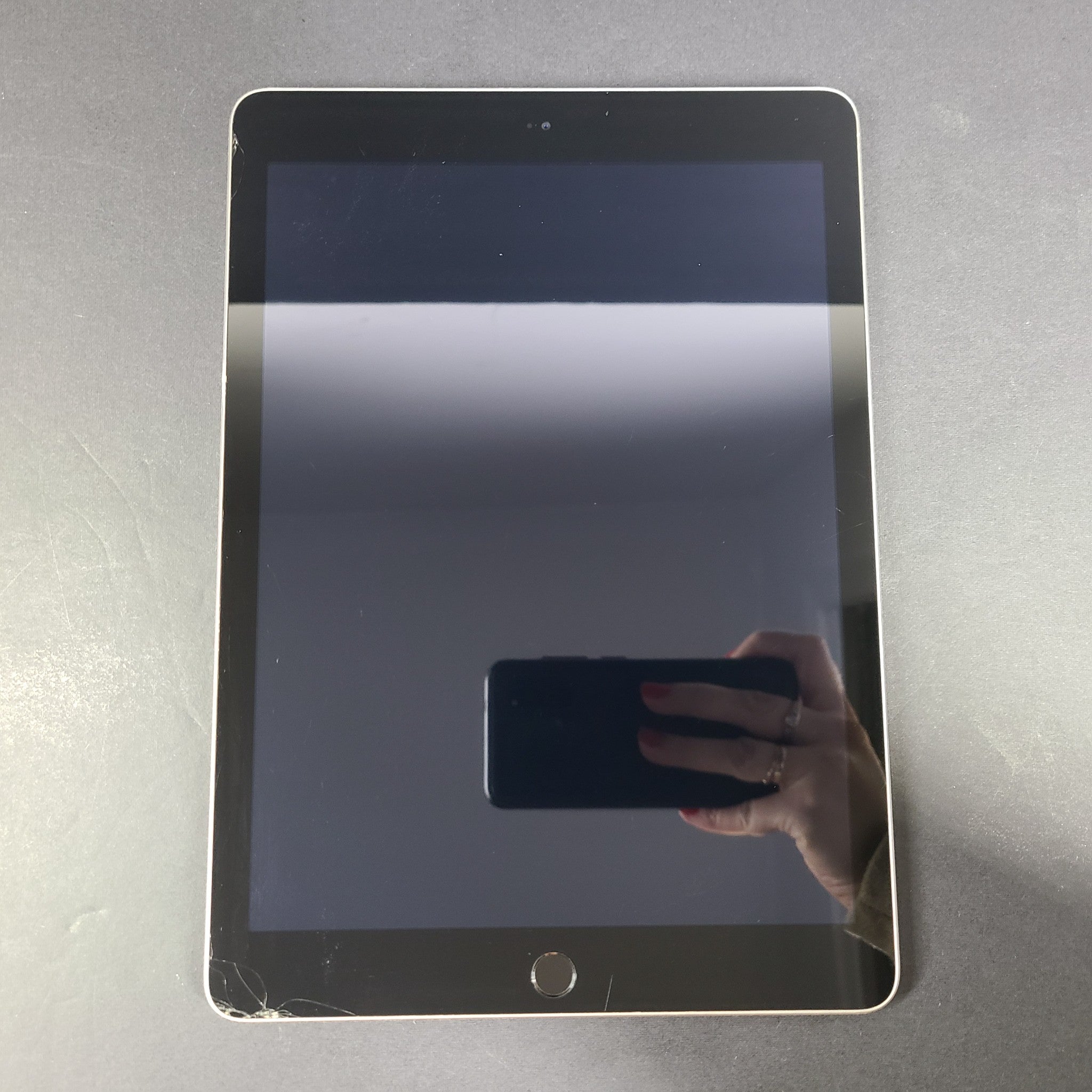 Apple iPad 5 5th Generation A1822 128GB Wi-Fi 9.7in - Space Gray