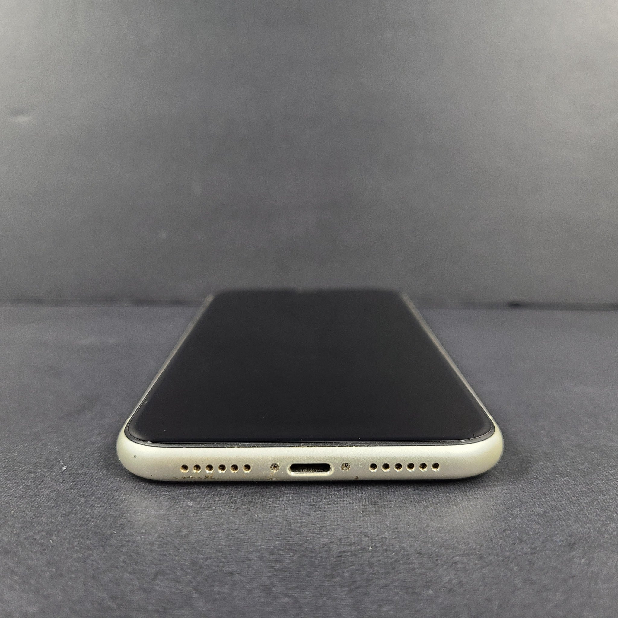 Apple iPhone 11 64GB White (Unlocked) A2111 (CDMA + GSM) SCRATCHES
