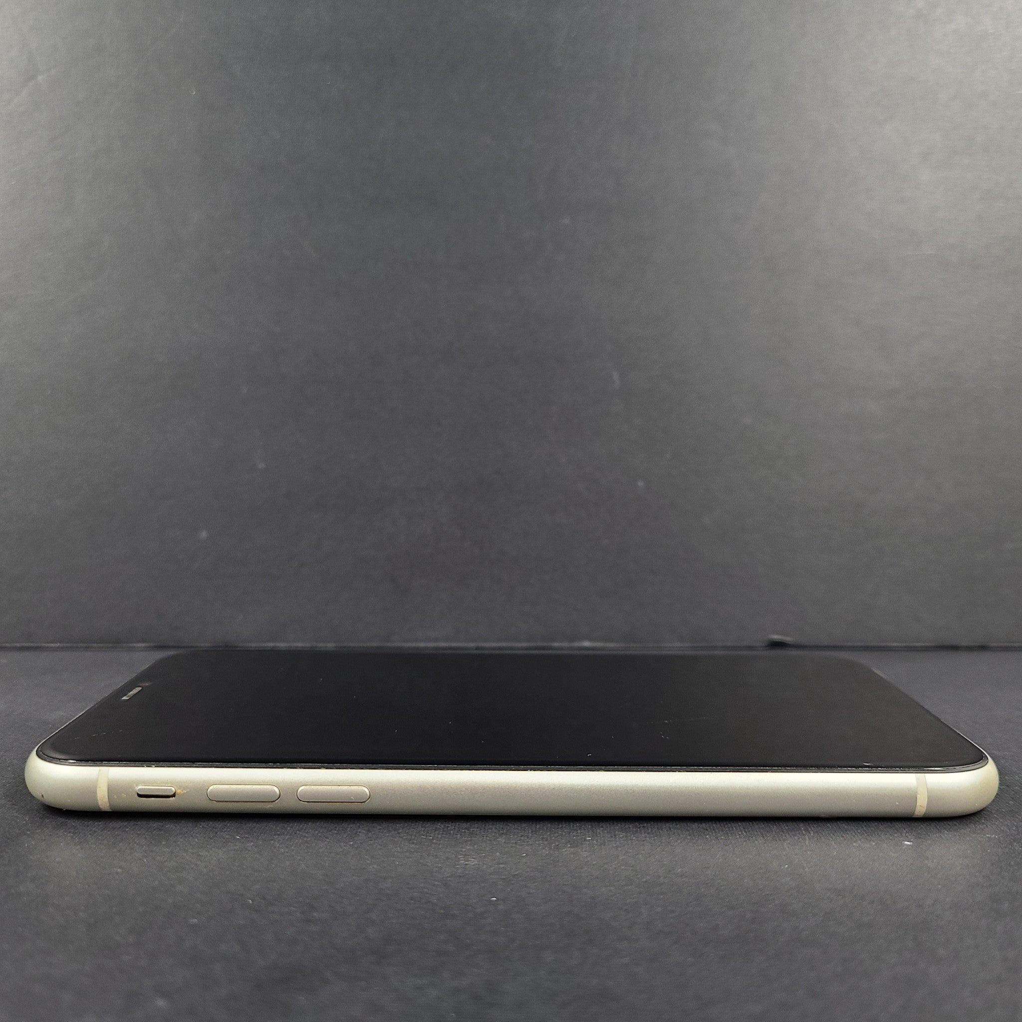 Apple iPhone 11 64GB White (Unlocked) A2111 (CDMA + GSM) SCRATCHES