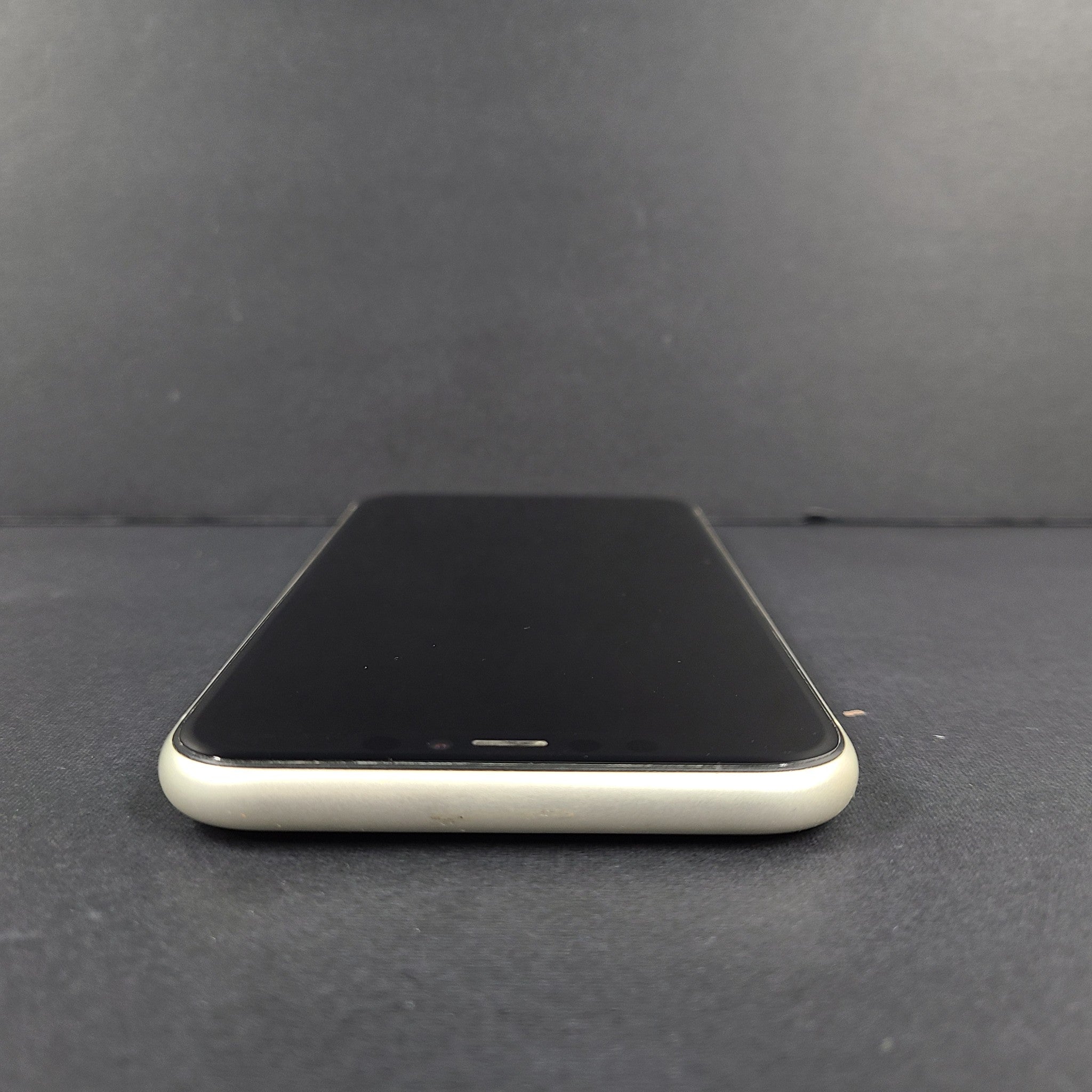 Apple iPhone 11 64GB White (Unlocked) A2111 (CDMA + GSM) SCRATCHES