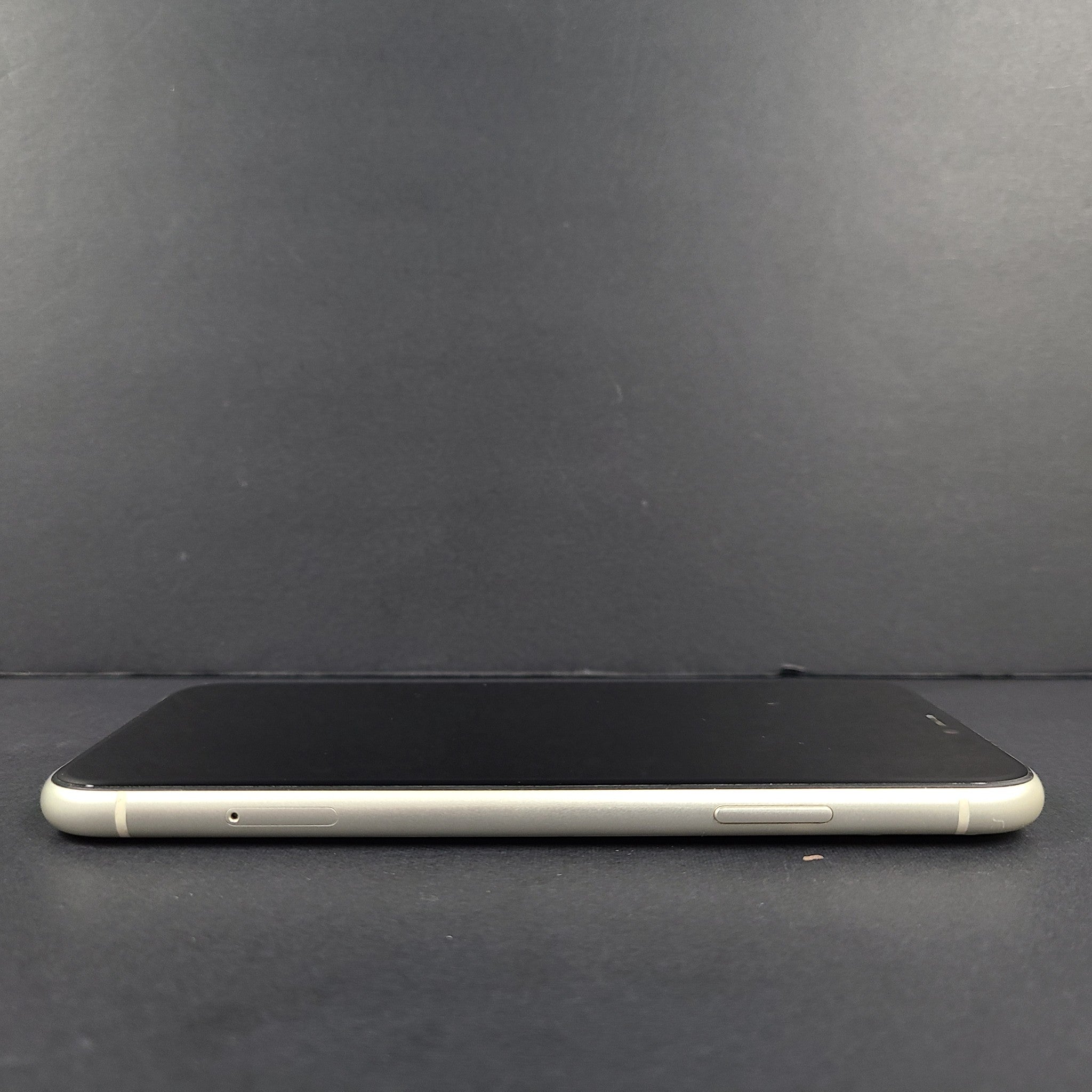 Apple iPhone 11 64GB White (Unlocked) A2111 (CDMA + GSM) SCRATCHES