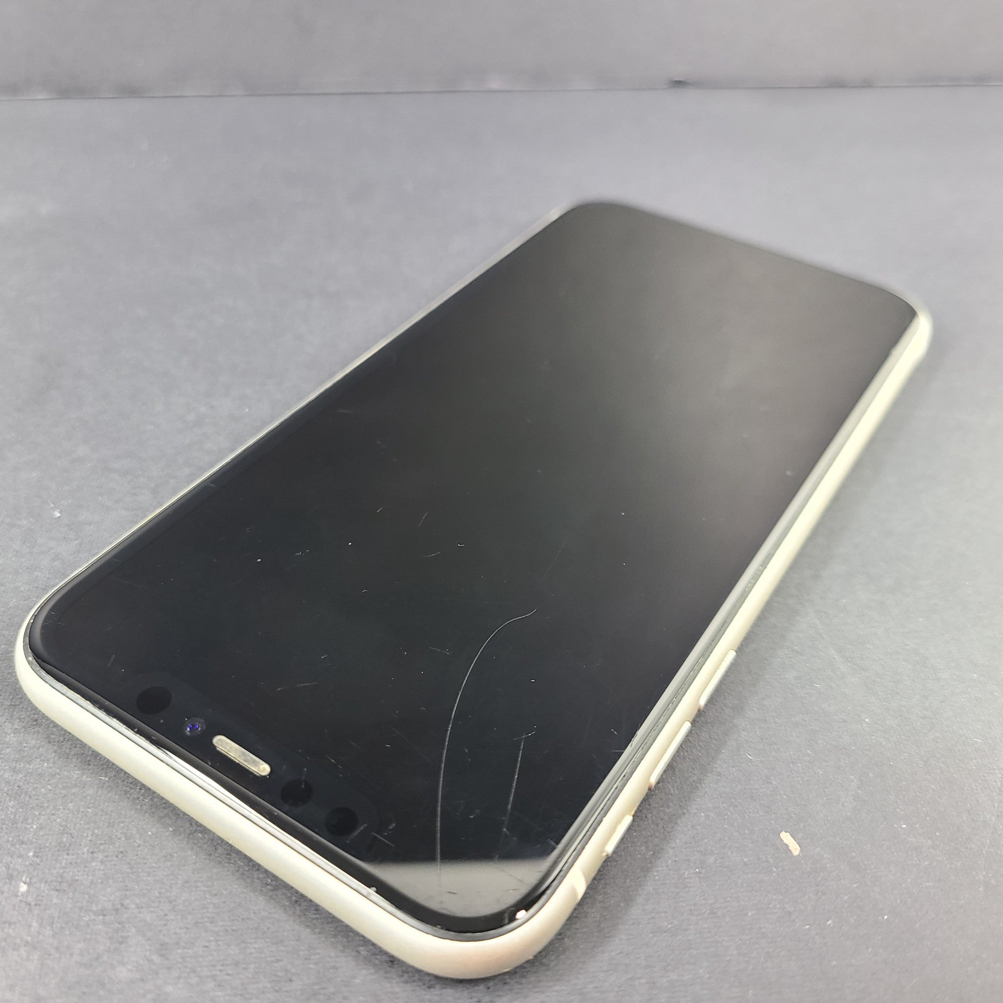 Apple iPhone 11 64GB White (Unlocked) A2111 (CDMA + GSM) SCRATCHES