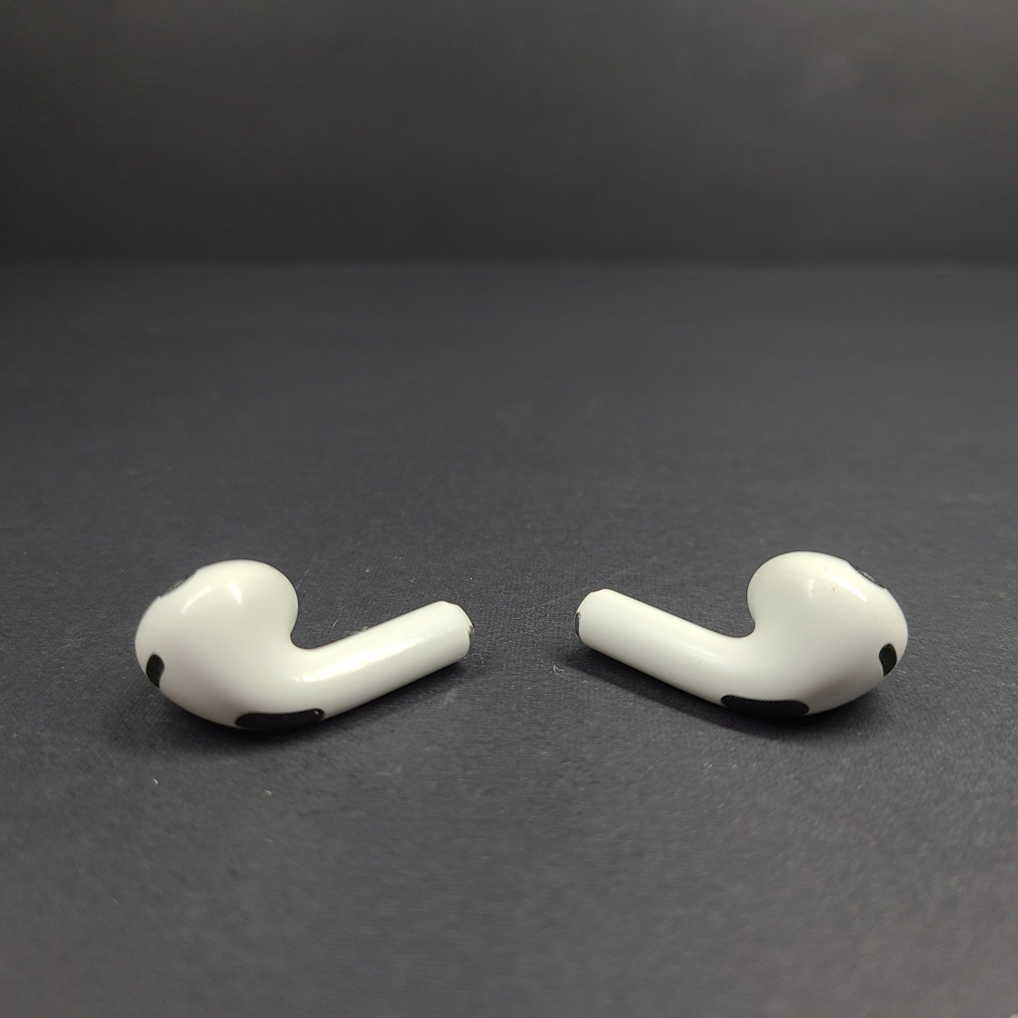 Apple AirPods 3rd Gen. with Magsafe Charging Case A2566 A2564 A2565 OEM Apple PE