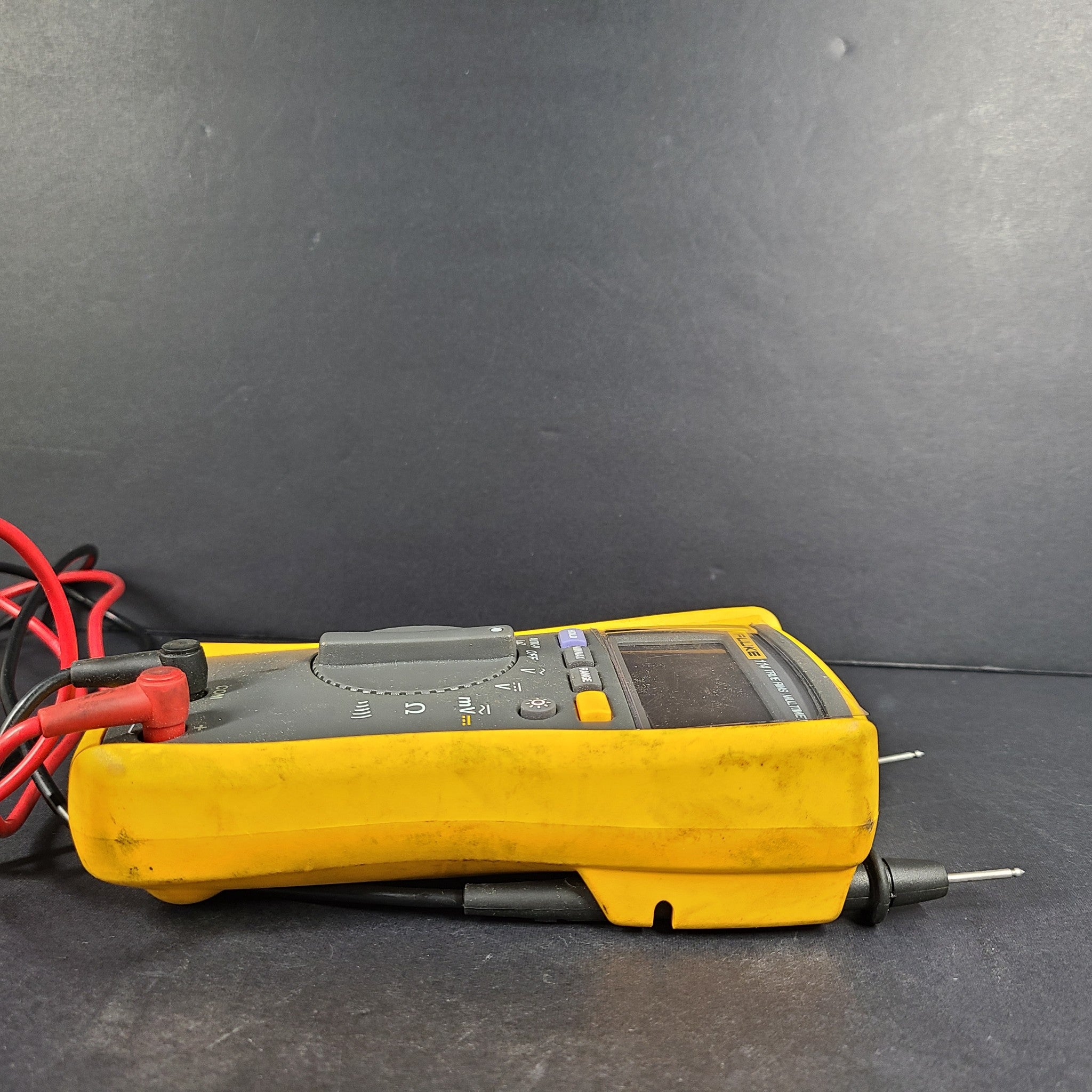 Fluke 114 True RMS Digital Multimeter Auto-Ranging Backlit Display with Leads