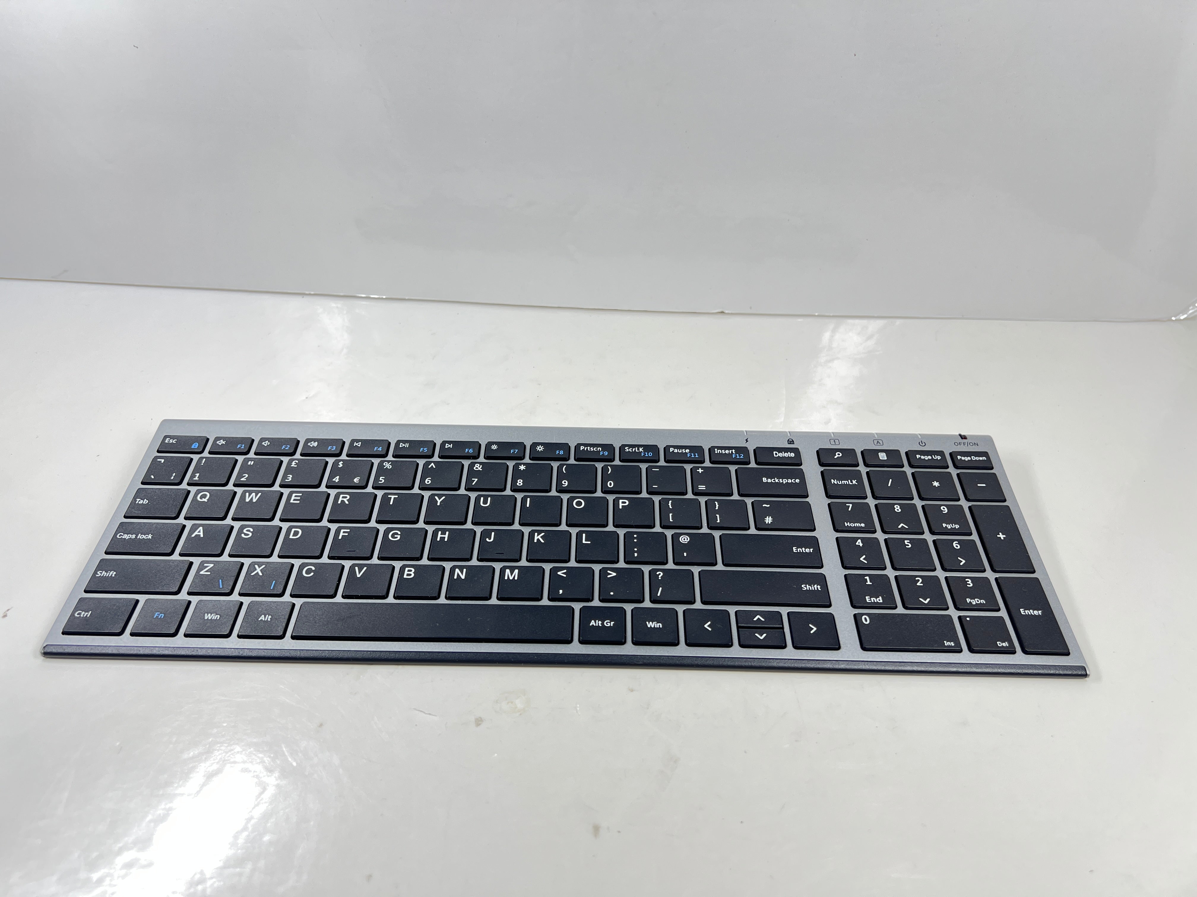 Modern full-size Seenda Bluetooth keyboard with numeric pad, black keys, and aluminum-style silver frame