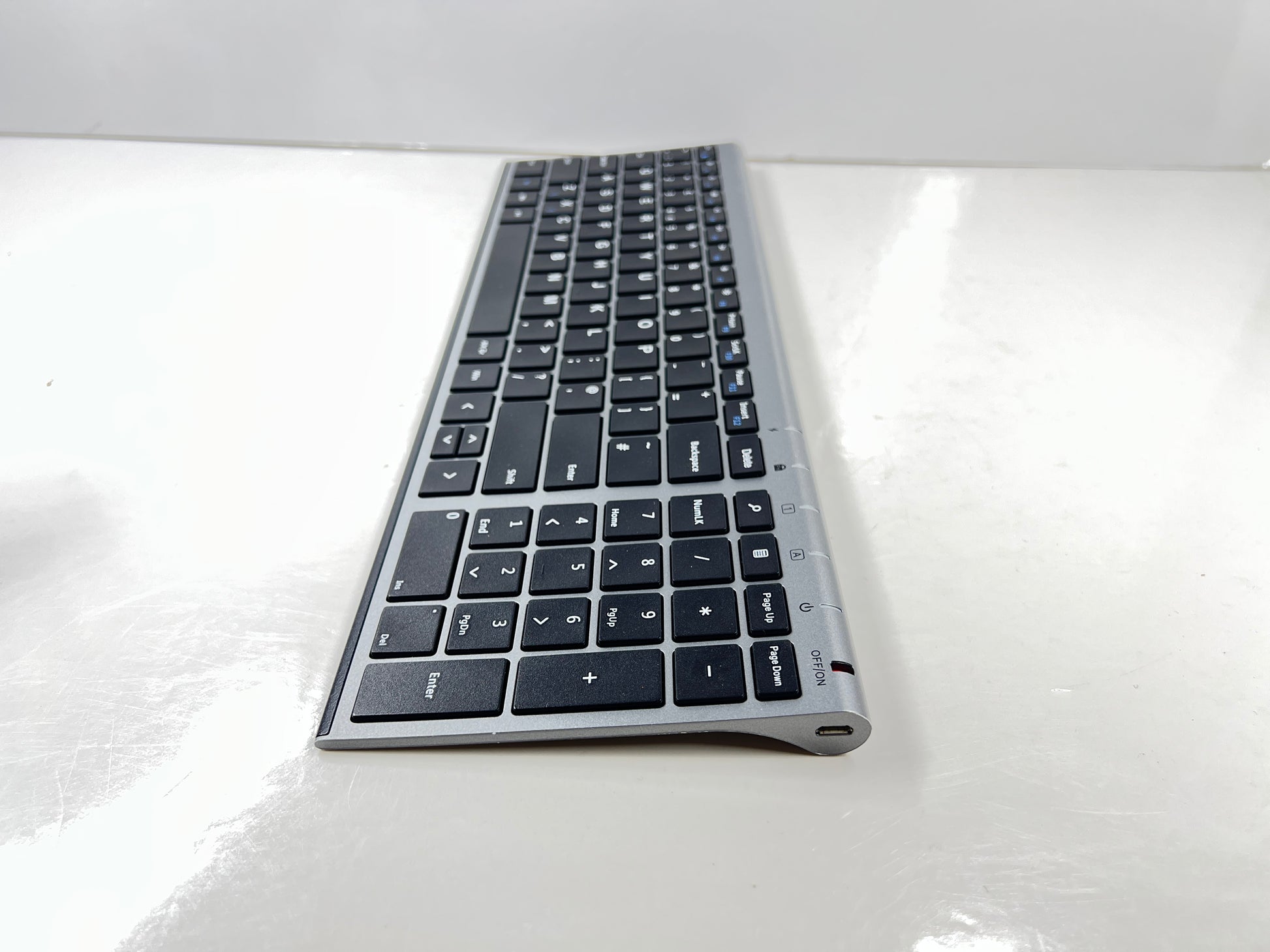Modern full-size Seenda Bluetooth keyboard with numeric pad, black keys, and aluminum-style silver frame