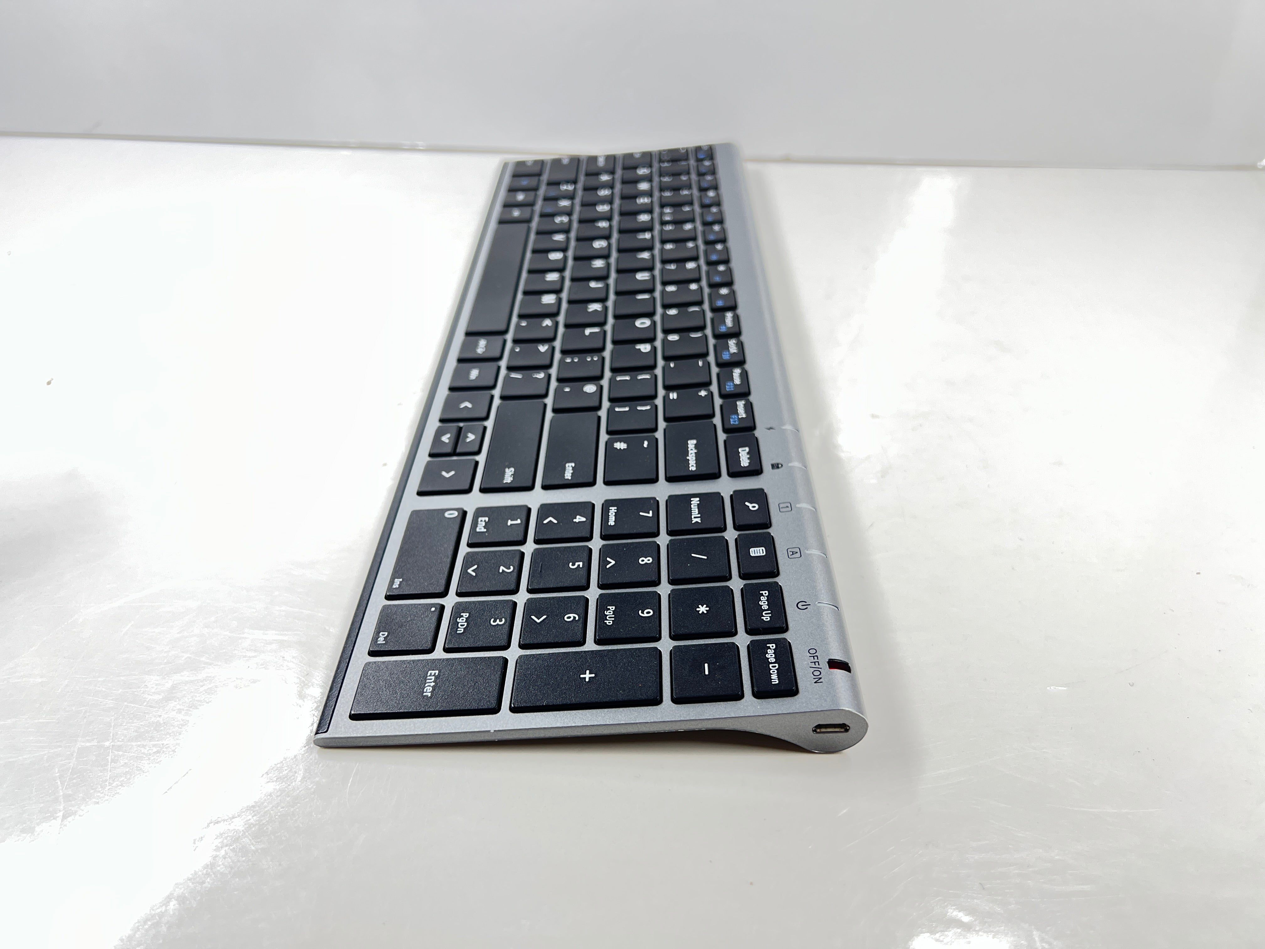 Modern full-size Seenda Bluetooth keyboard with numeric pad, black keys, and aluminum-style silver frame