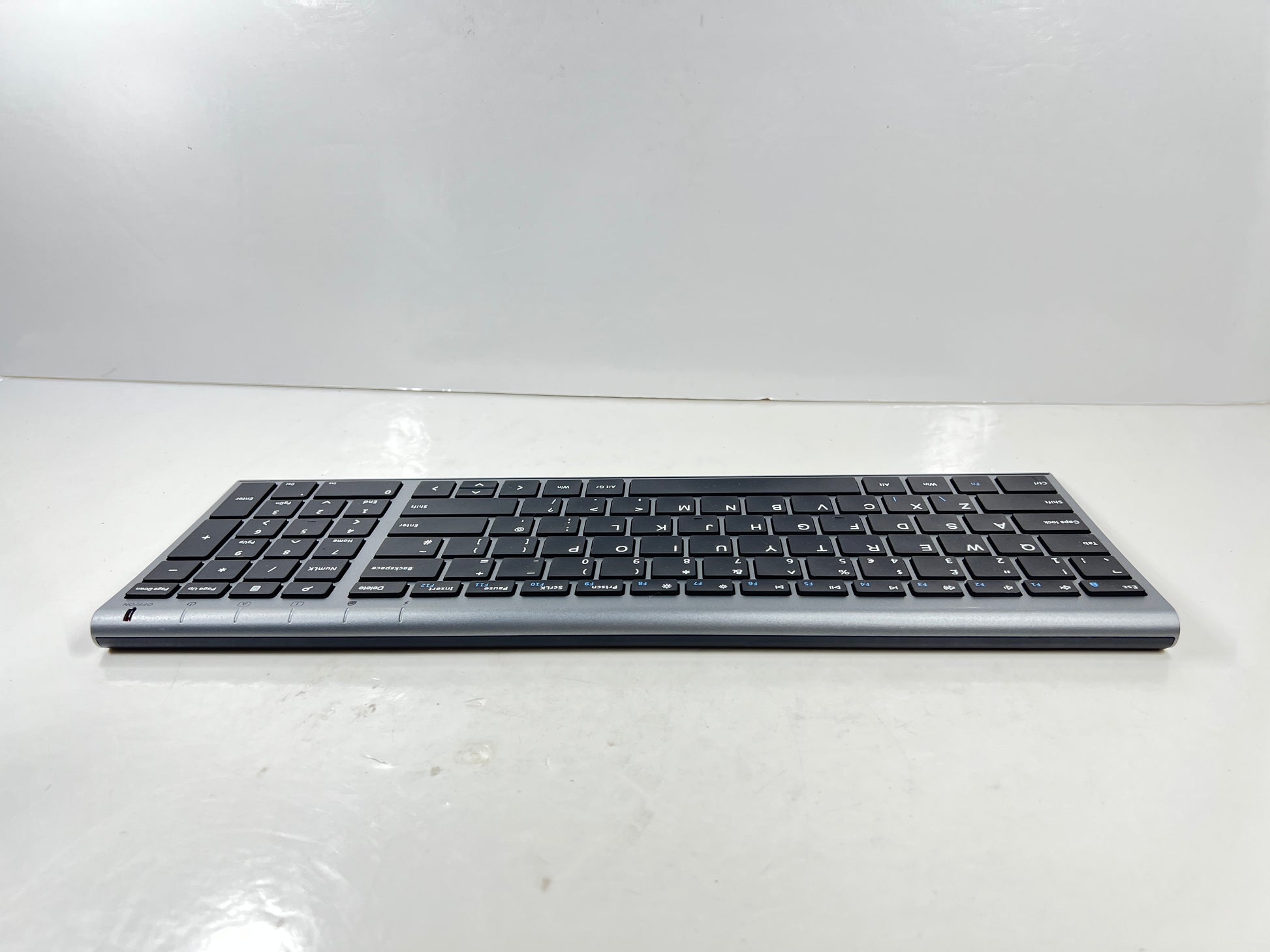 Modern full-size Seenda Bluetooth keyboard with numeric pad, black keys, and aluminum-style silver frame