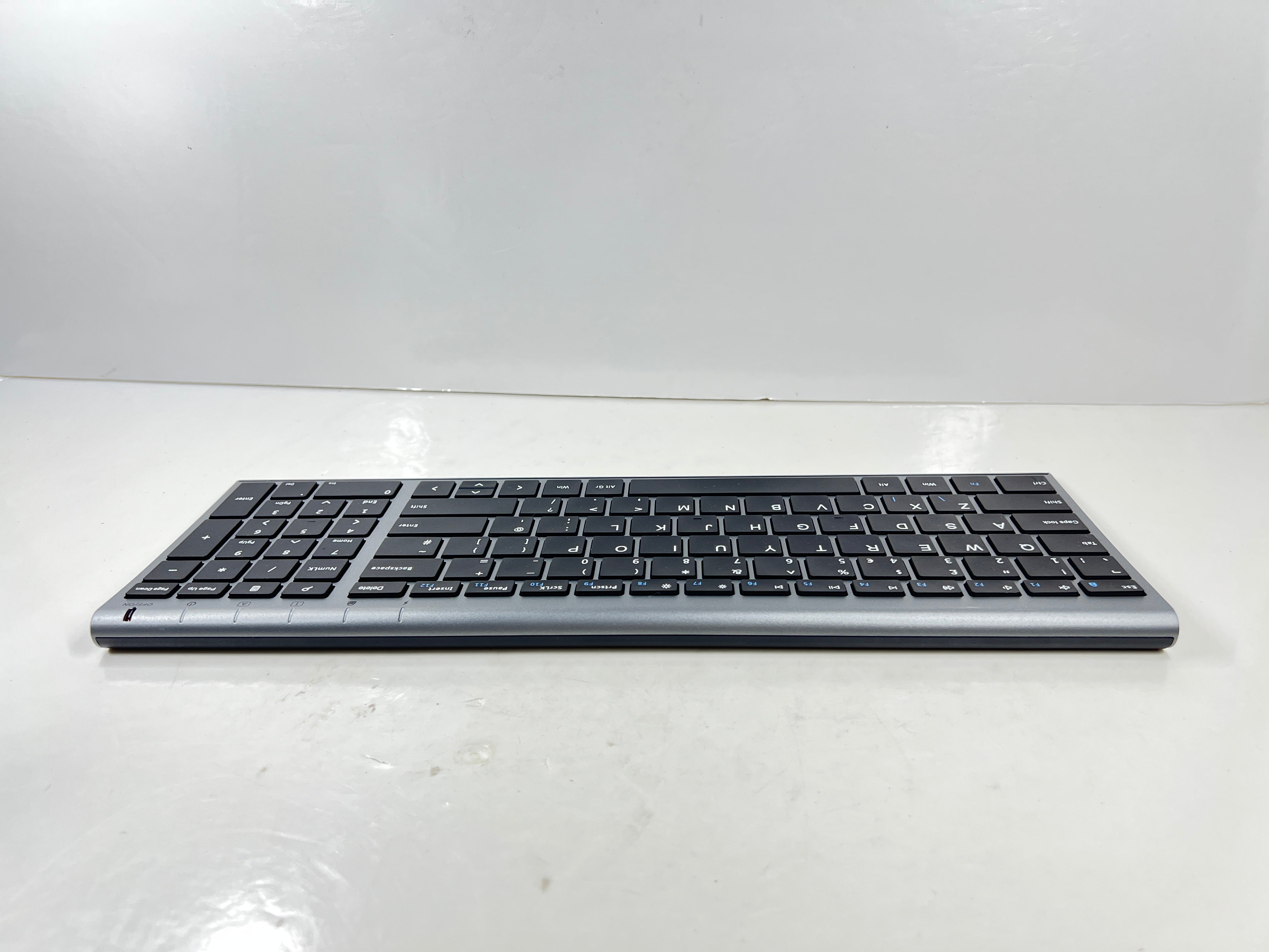 Modern full-size Seenda Bluetooth keyboard with numeric pad, black keys, and aluminum-style silver frame
