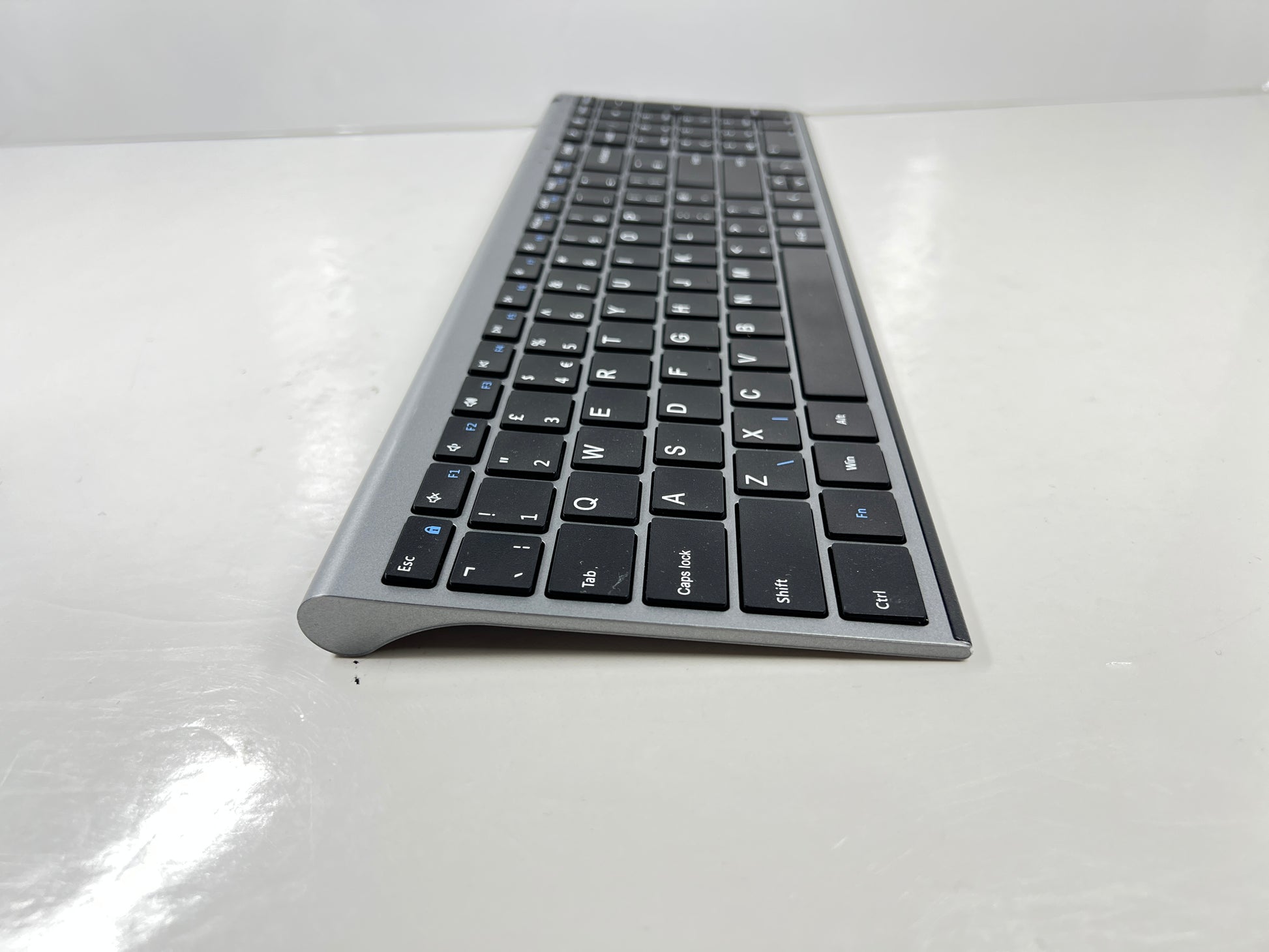 Modern full-size Seenda Bluetooth keyboard with numeric pad, black keys, and aluminum-style silver frame