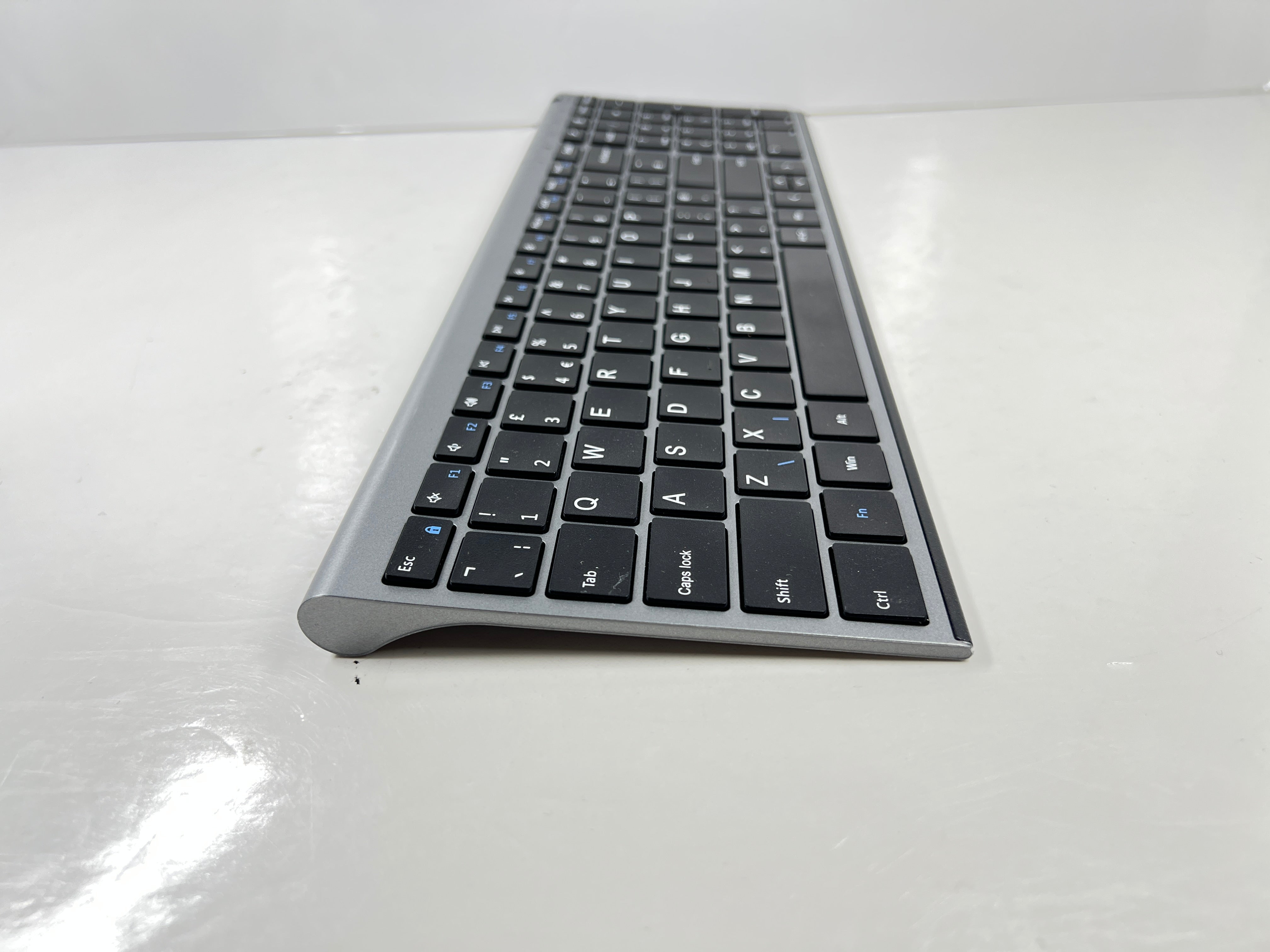 Modern full-size Seenda Bluetooth keyboard with numeric pad, black keys, and aluminum-style silver frame