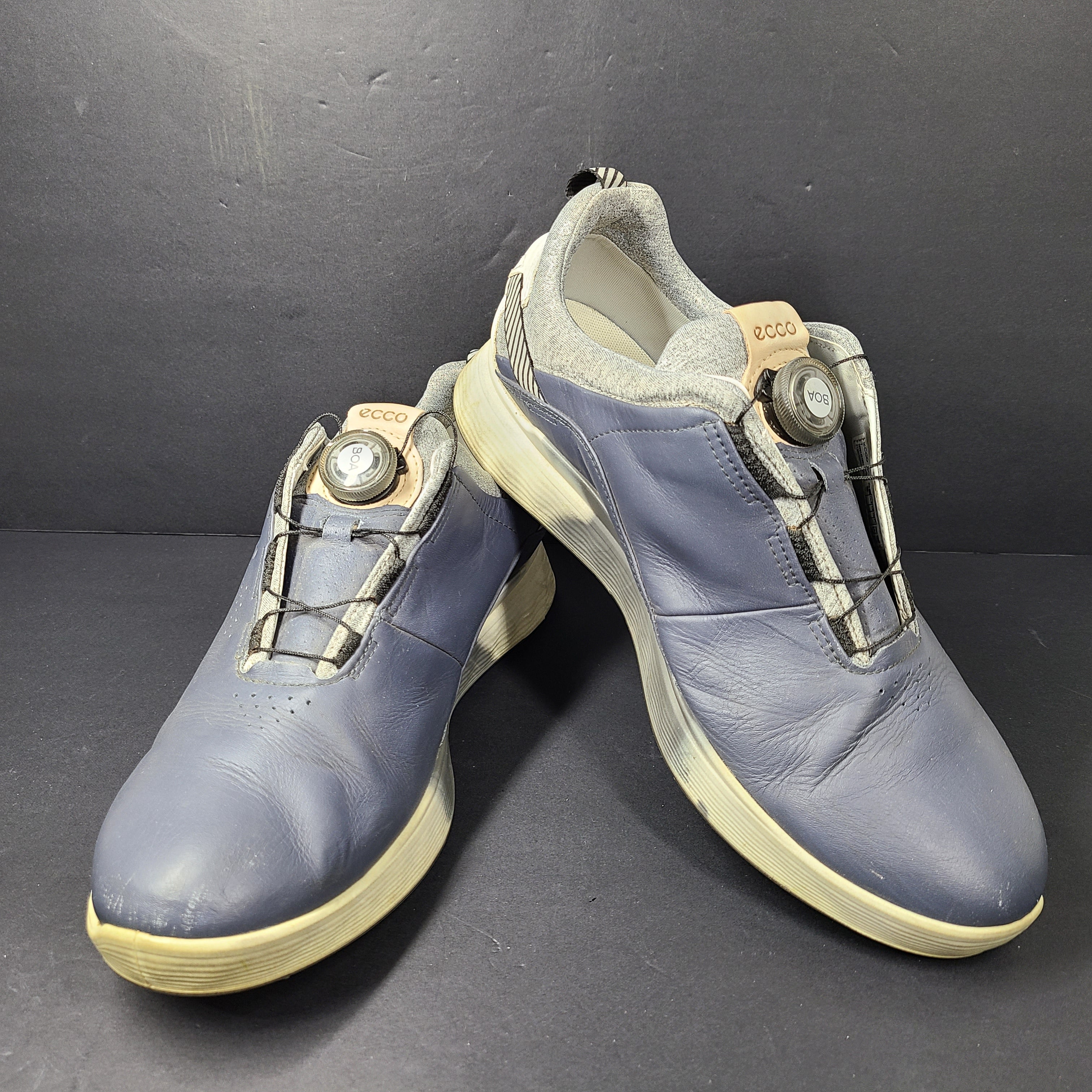 A pair of gray ECCO Men's Golf Shoes with BOA Lacing System in Size 43.