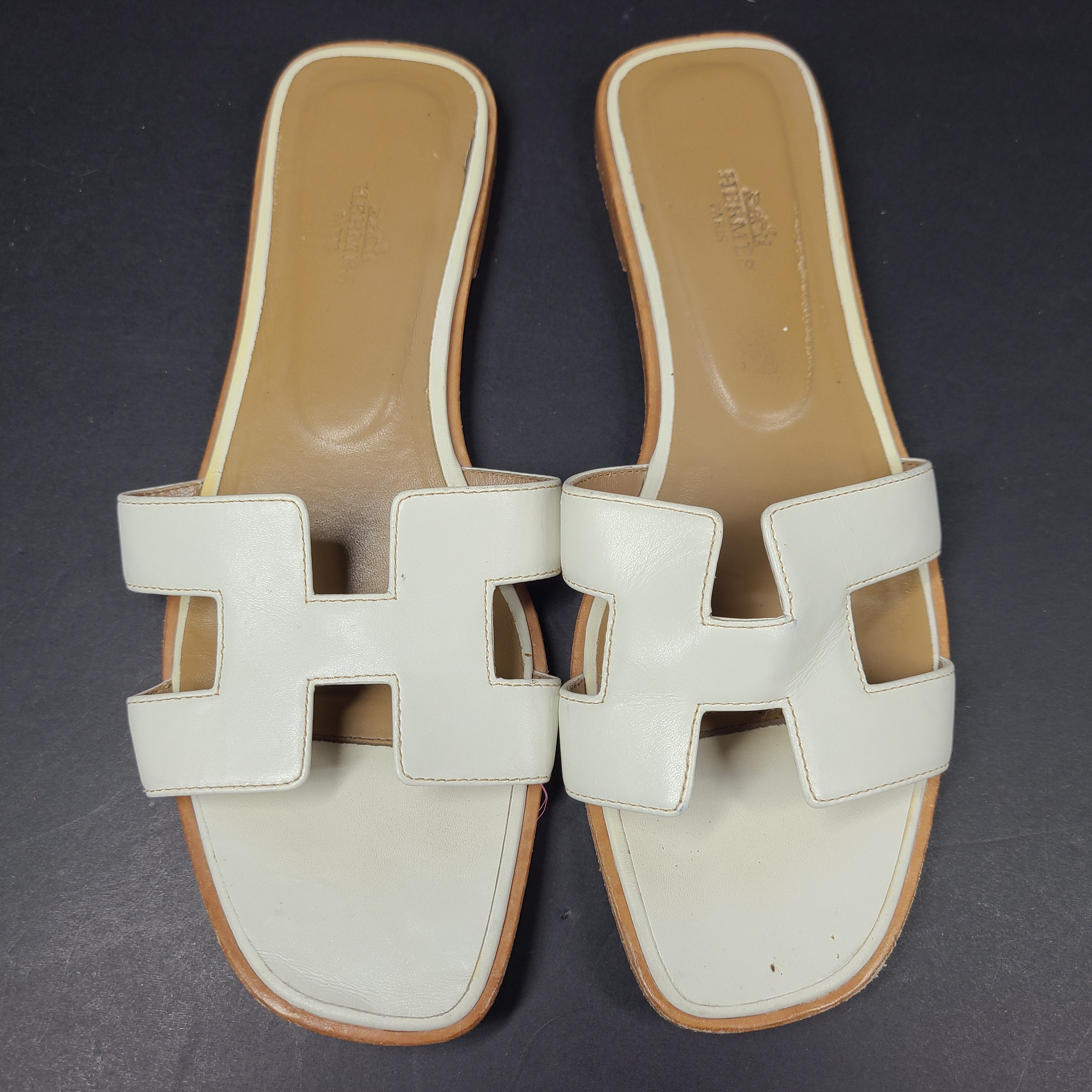 A pair of white leather Hermès Oran sandals with size 41 embossed in Italy