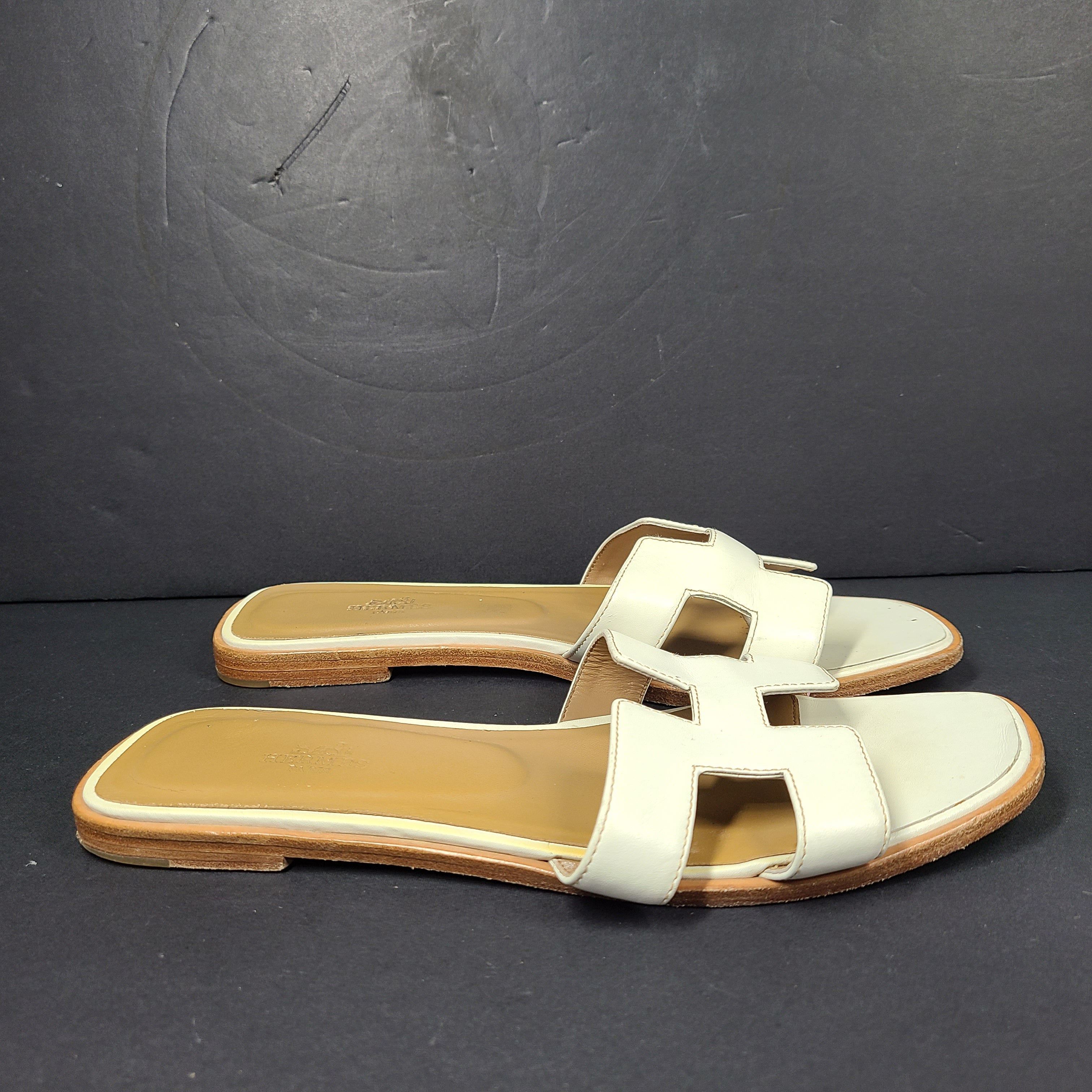 A pair of white leather Hermès Oran sandals with size 41 embossed in Italy
