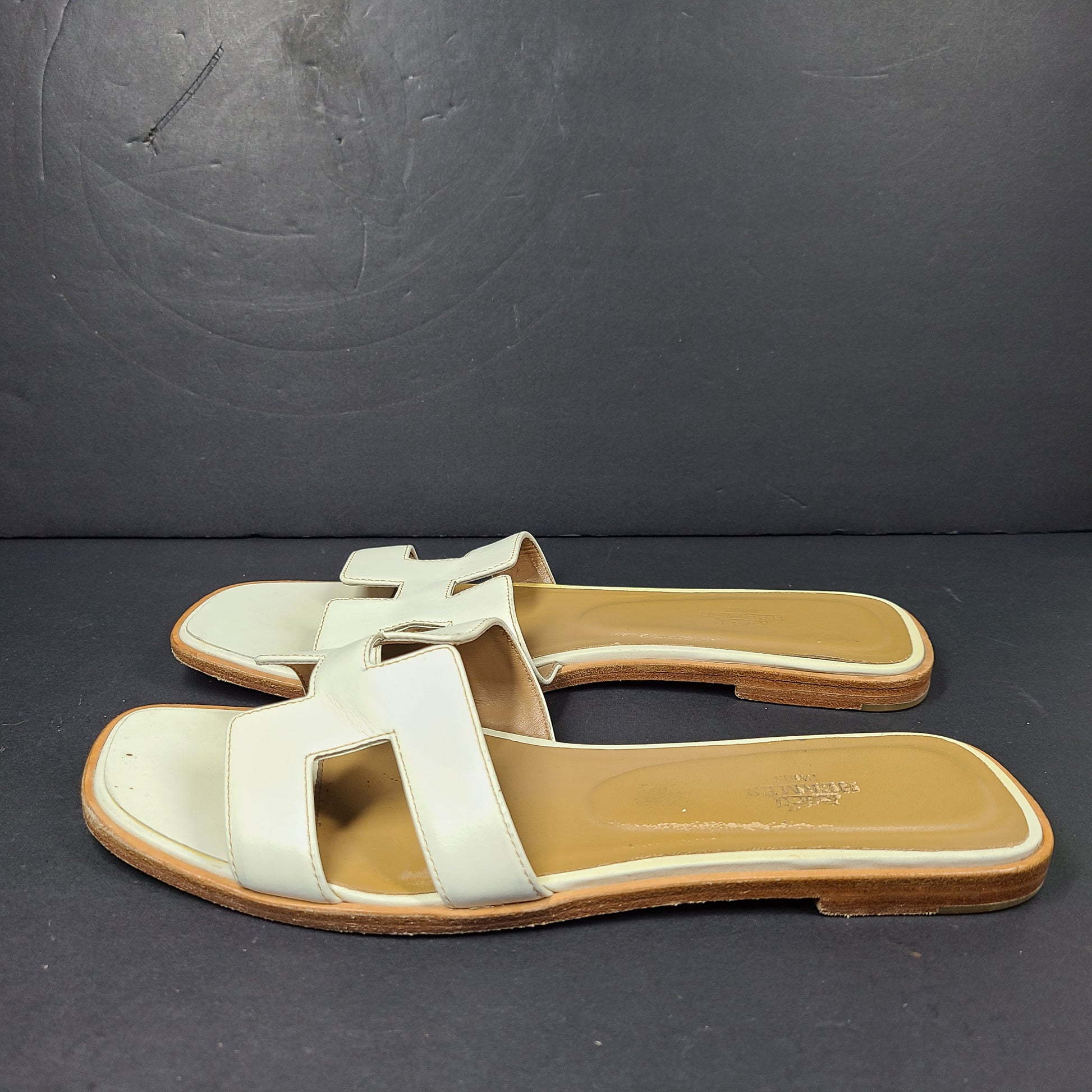 A pair of white leather Hermès Oran sandals with size 41 embossed in Italy
