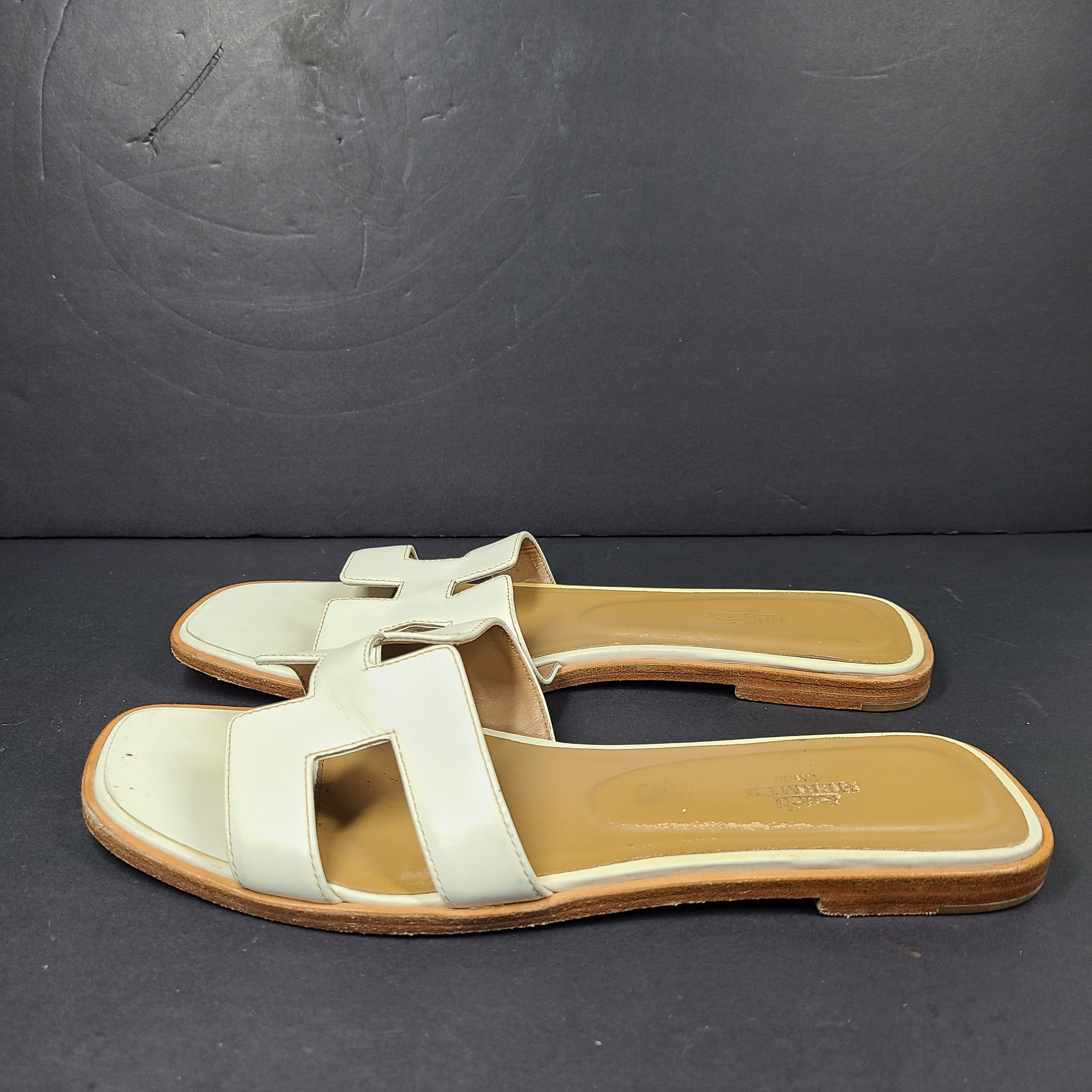 A pair of white leather Hermès Oran sandals with size 41 embossed in Italy