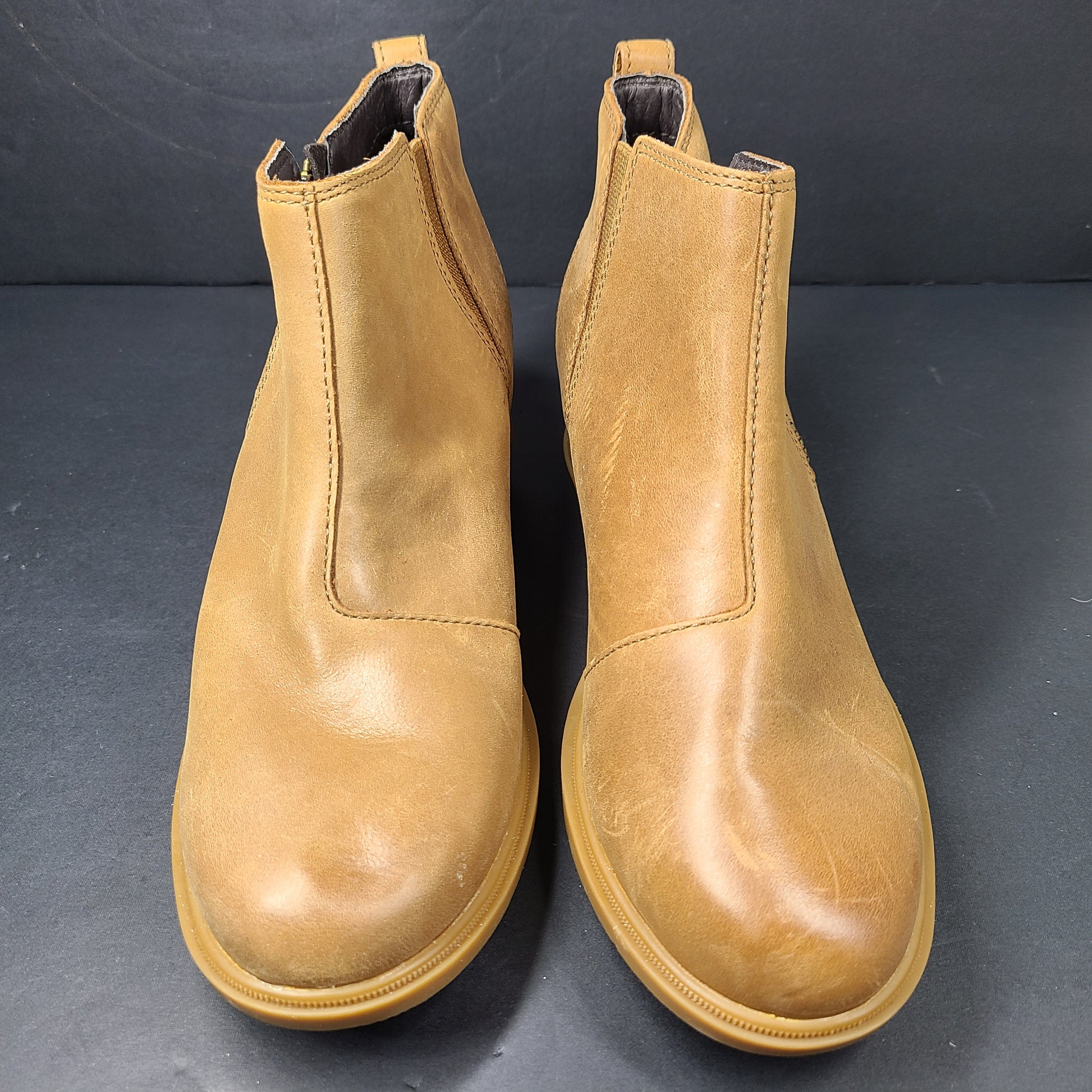 A pair of tan Sorel Chelsea boots for women in size 7.5