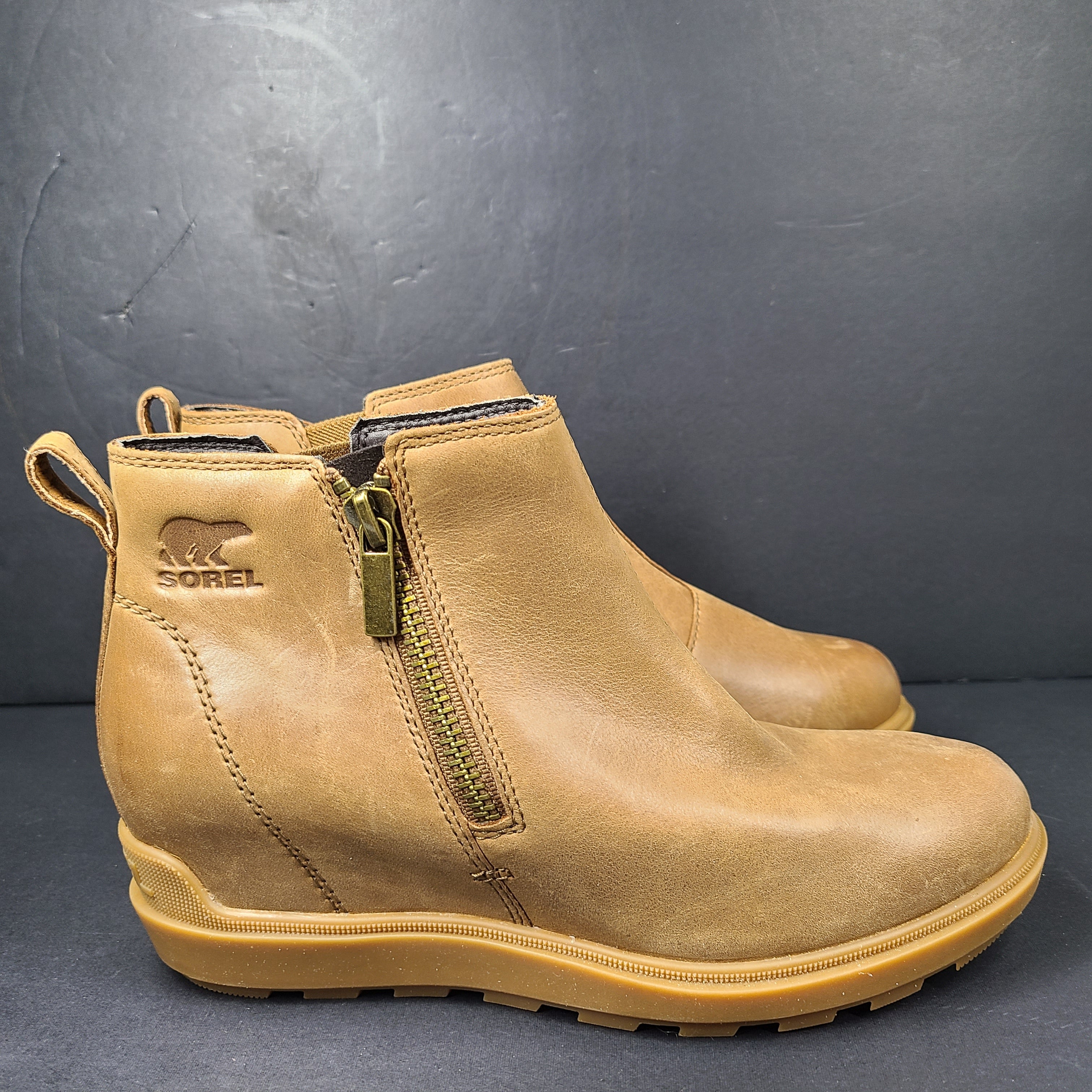 A pair of tan Sorel Chelsea boots for women in size 7.5