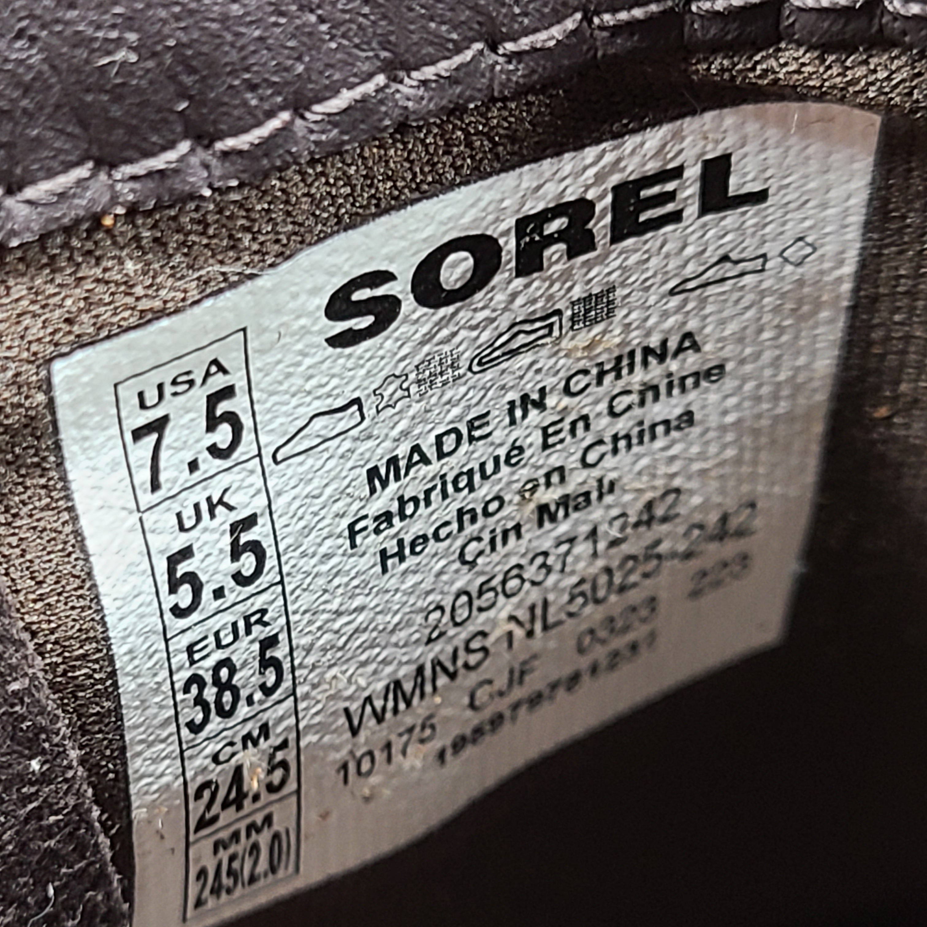 A pair of tan Sorel Chelsea boots for women in size 7.5