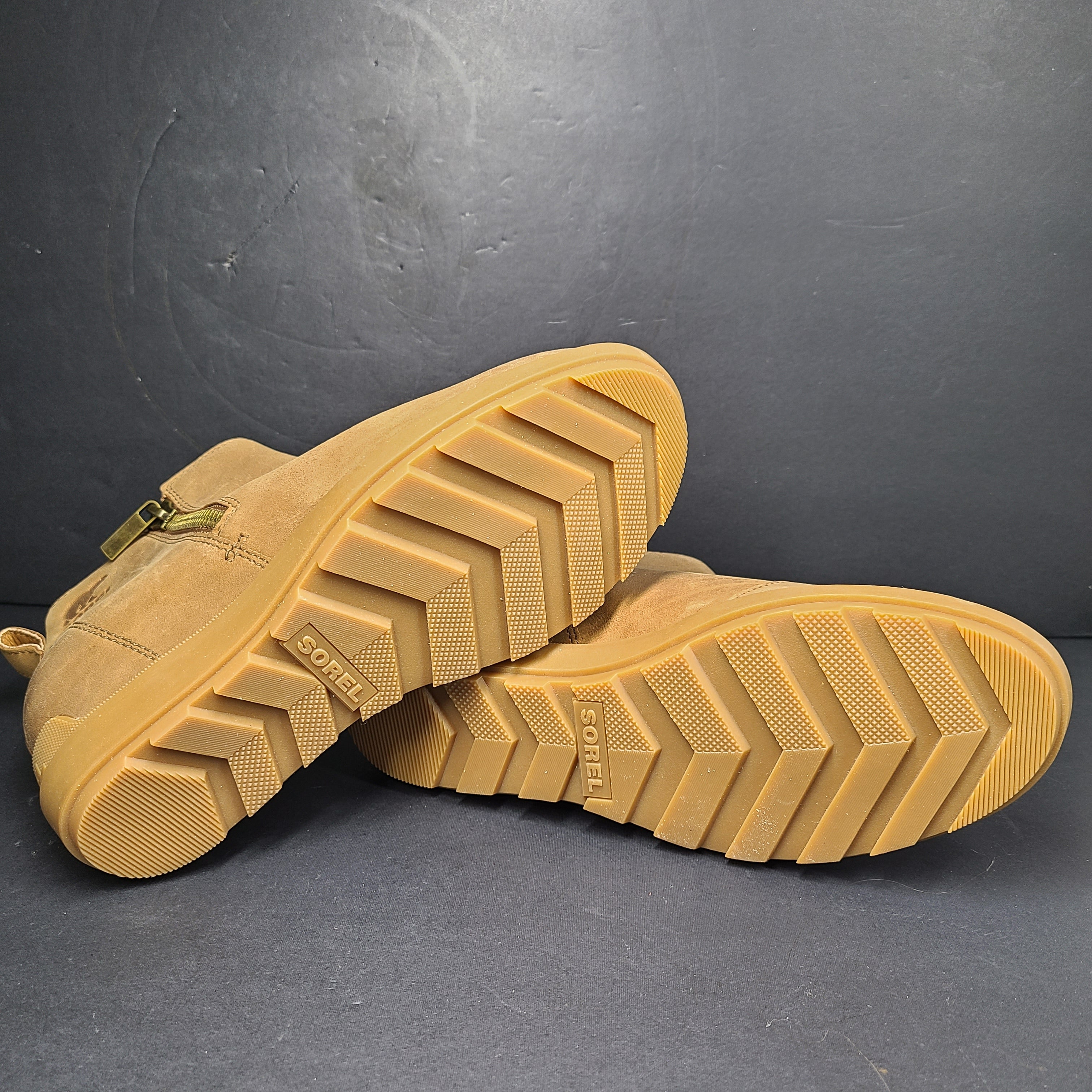 A pair of tan Sorel Chelsea boots for women in size 7.5