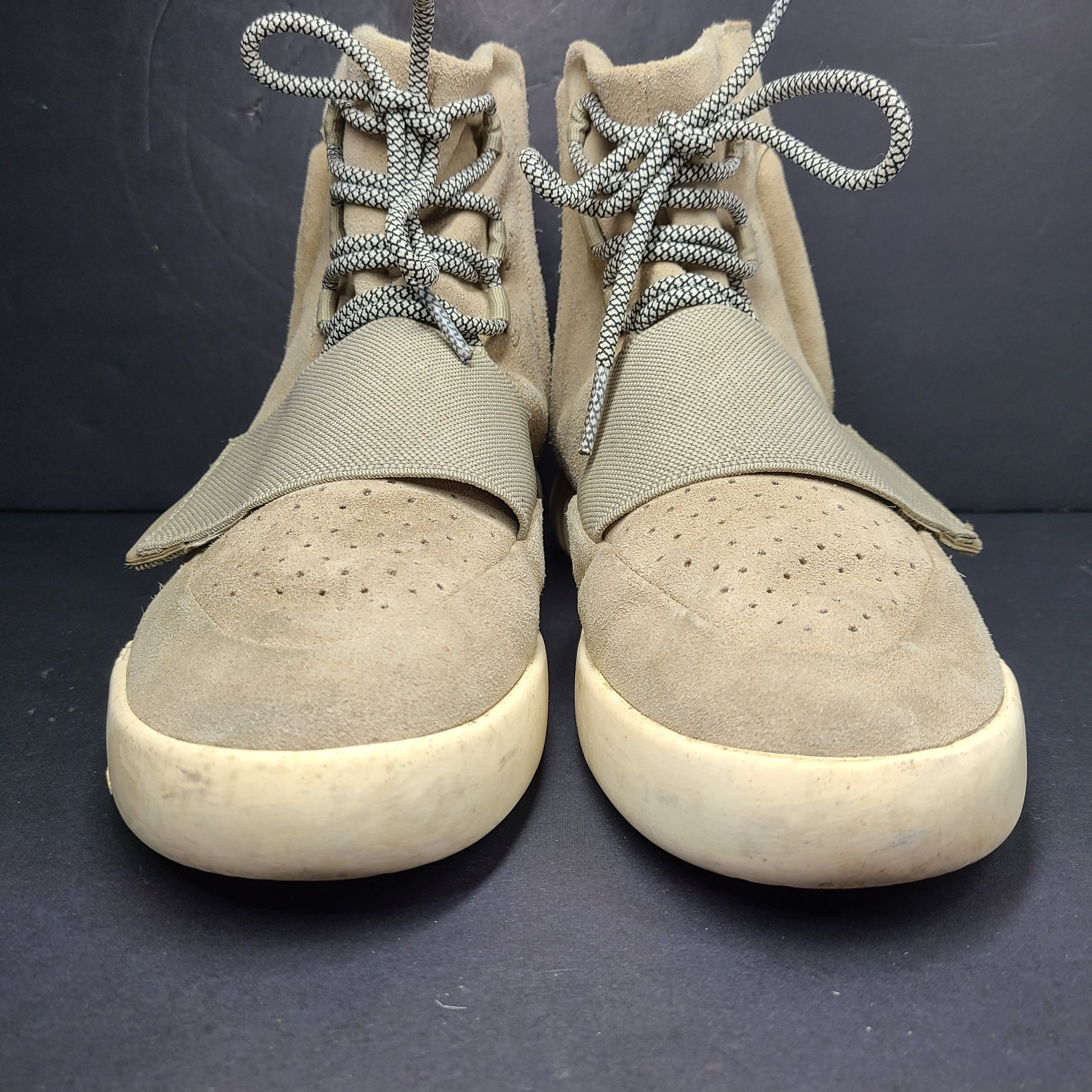 A pair of men's Adidas Yeezy Boost 750 Light Brown sneakers in size 11.