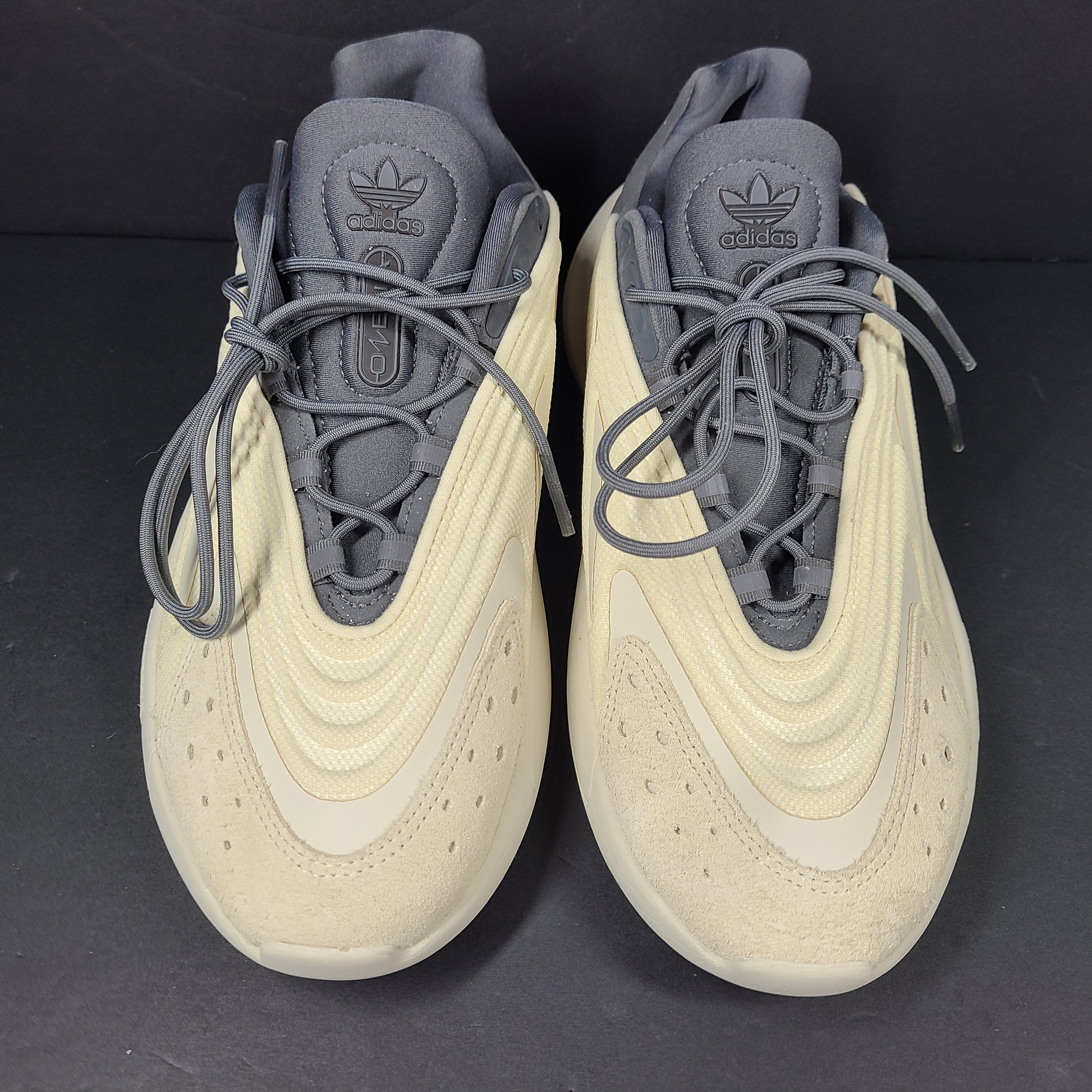 A pair of men's Adidas sneakers in size 9.5