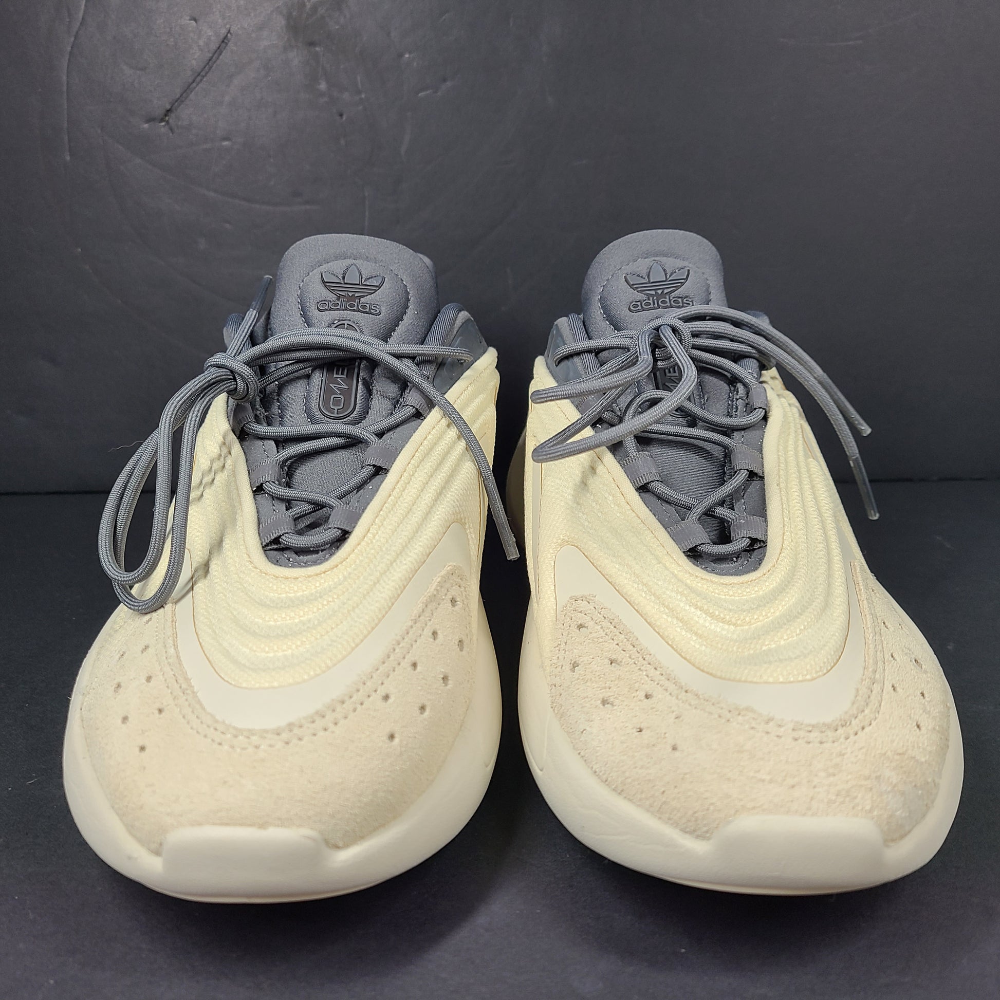 A pair of men's Adidas sneakers in size 9.5
