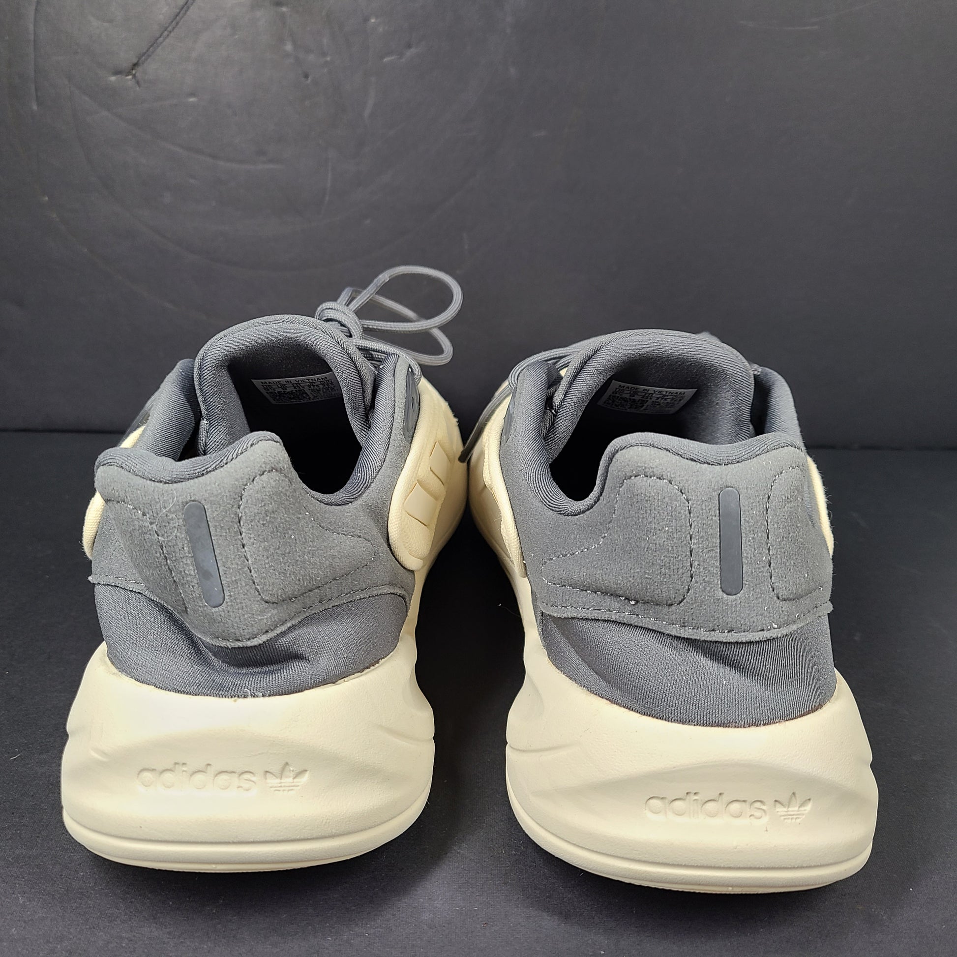 A pair of men's Adidas sneakers in size 9.5