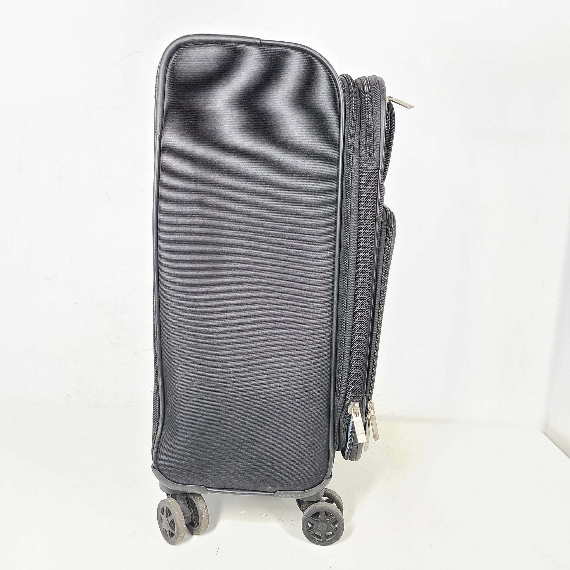 A black Samsonite spinner suitcase with model number NA01019309.