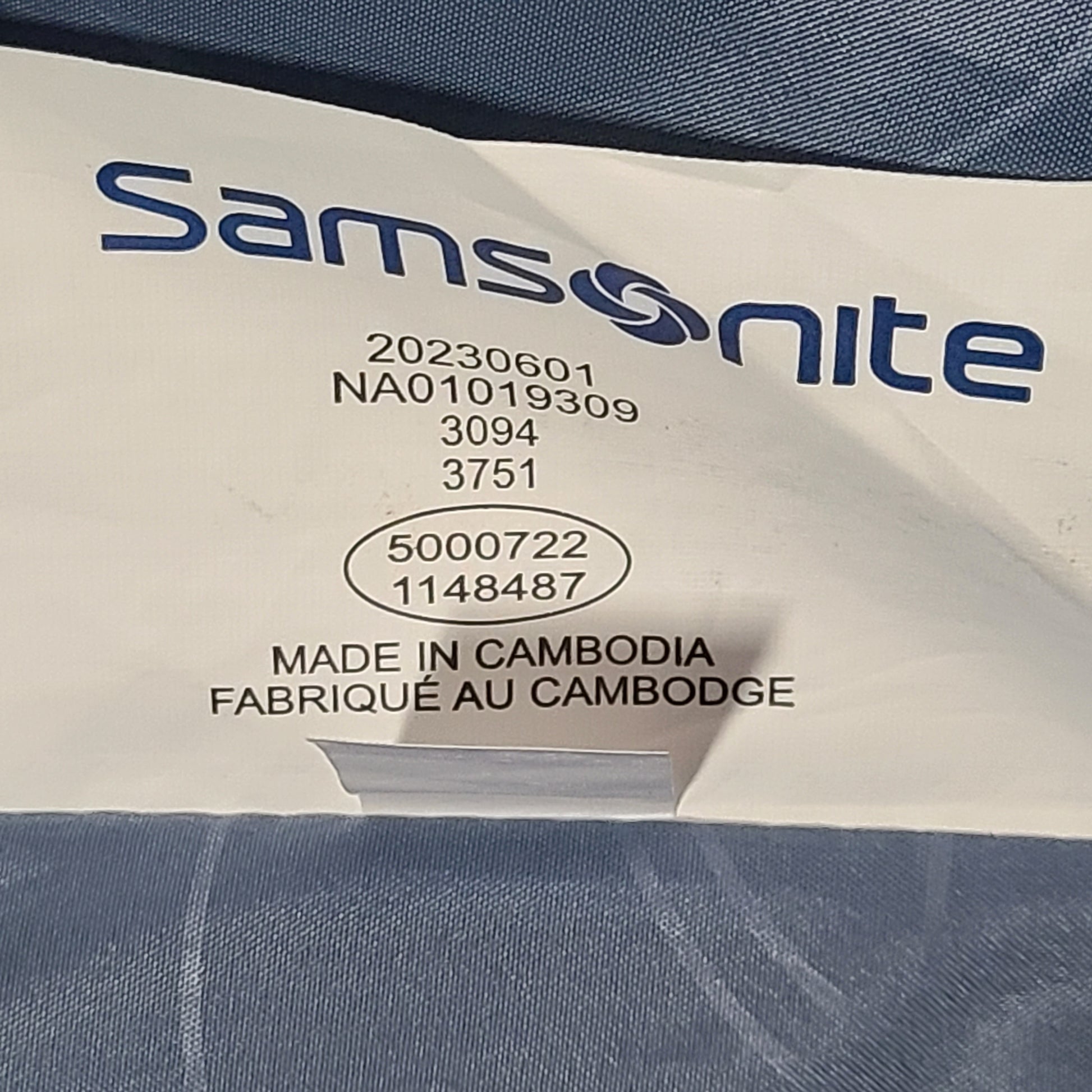 A black Samsonite spinner suitcase with model number NA01019309.