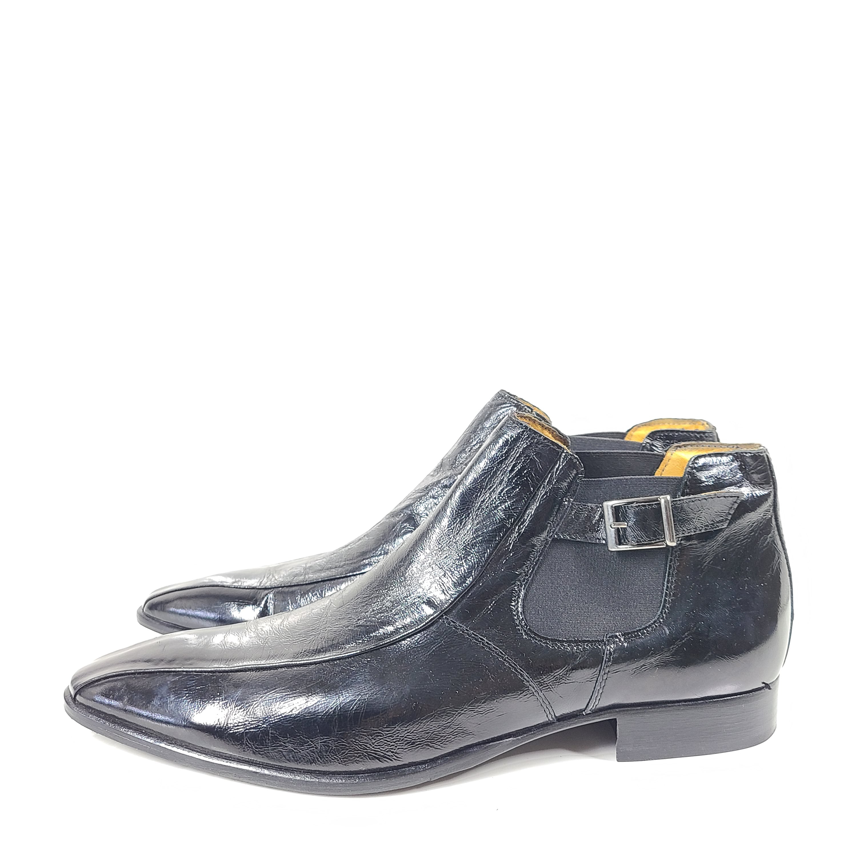 A pair of black leather Chelsea boots for men, size 44.