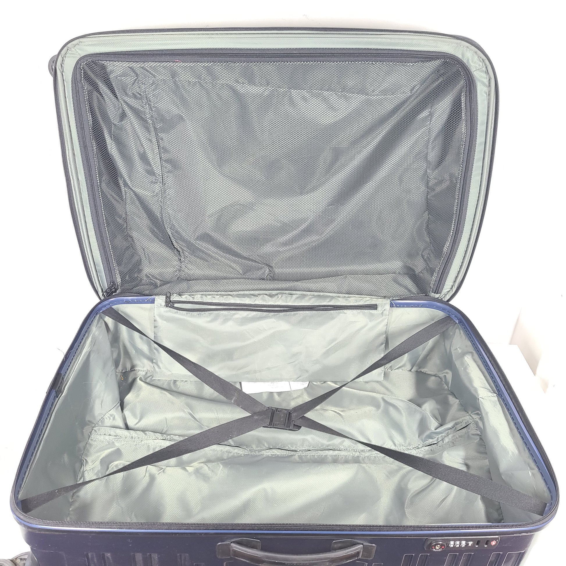 A stylish blue Samsonite spinner luggage