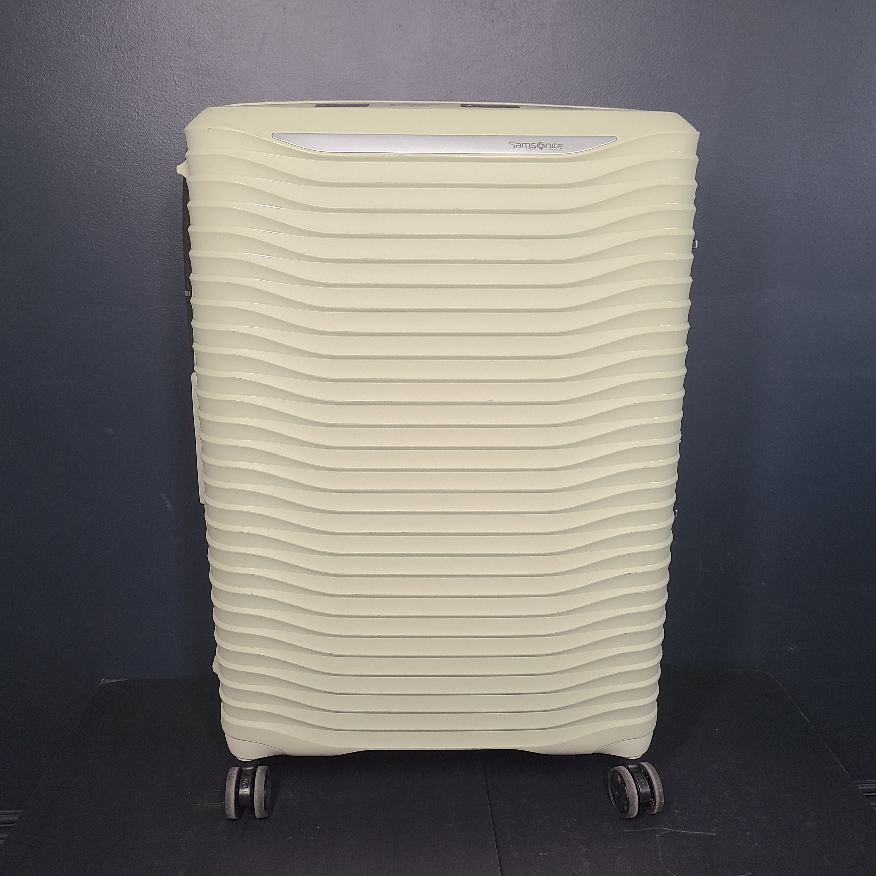 A sturdy Samsonite Spinner suitcase in black color