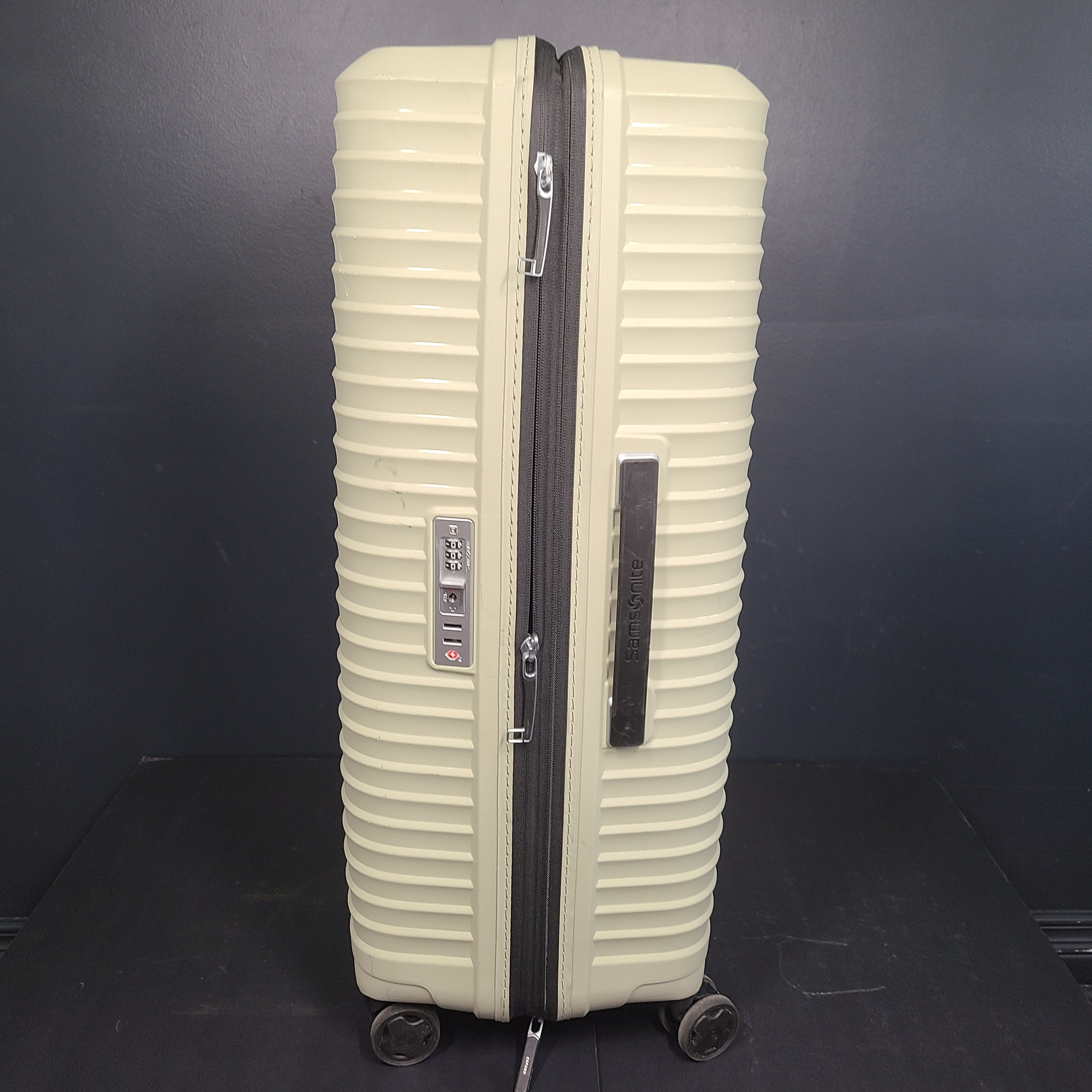 A sturdy Samsonite Spinner suitcase in black color
