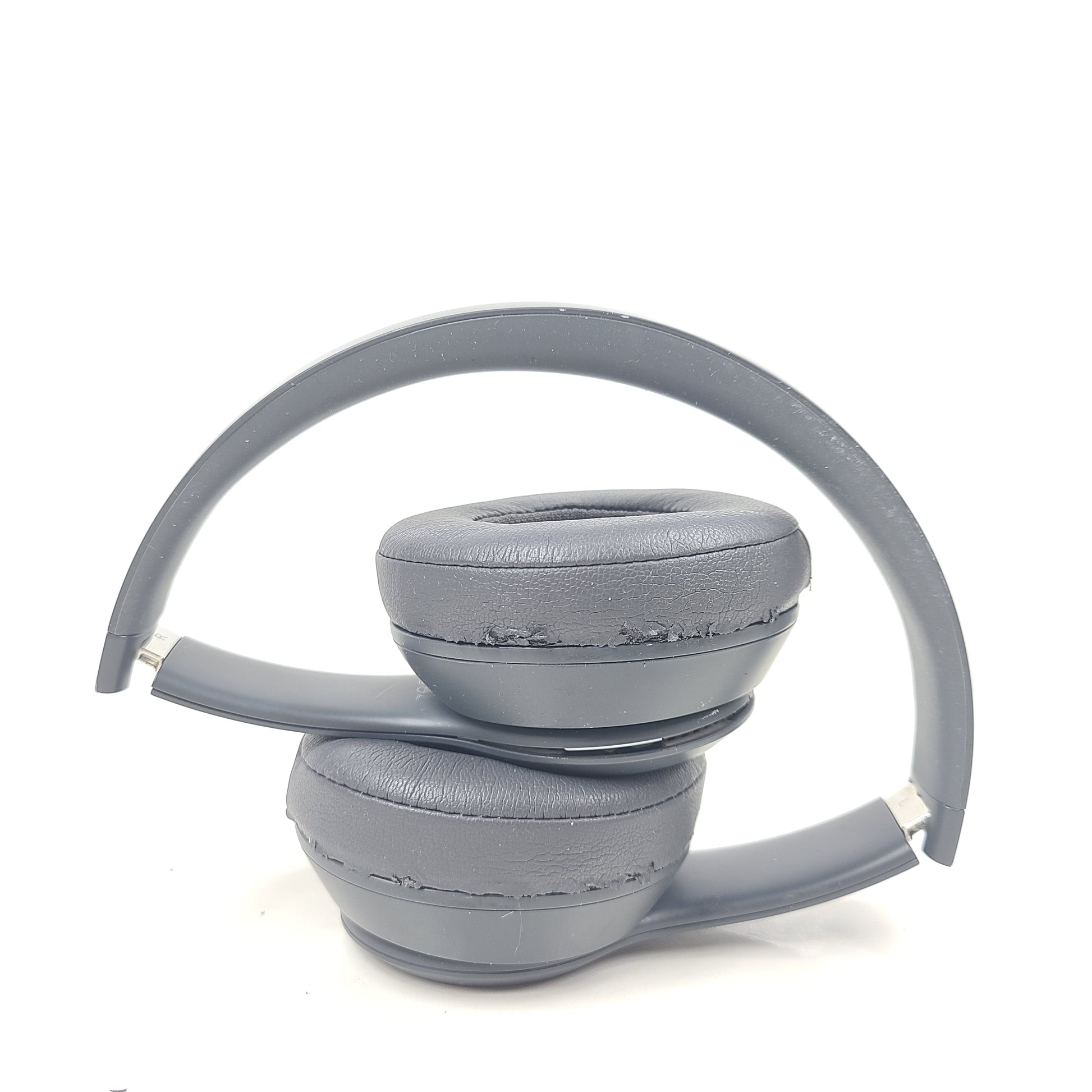 A pair of Beats Solo3 Wireless Headphones in Gray color