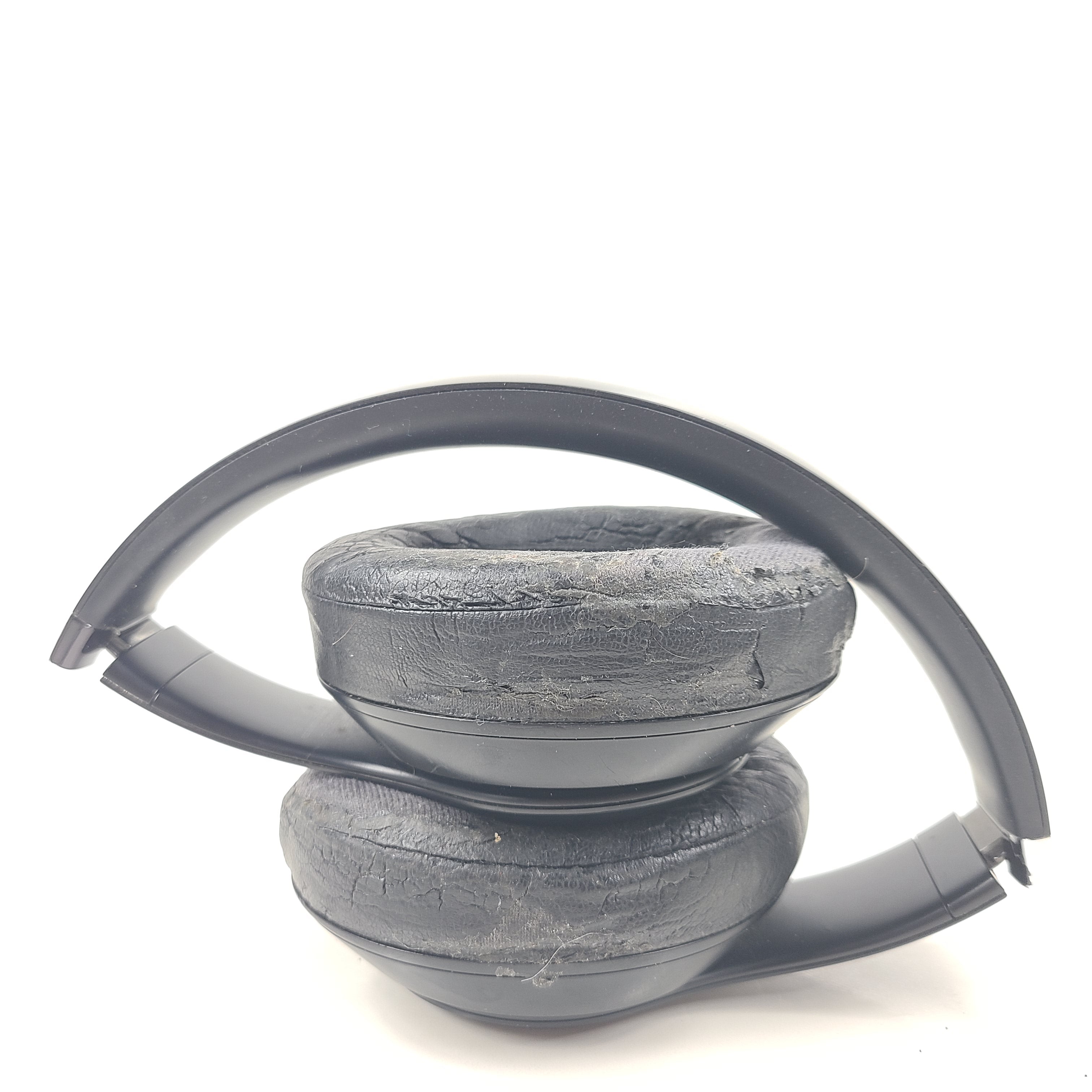 </strong> Enjoy premium wireless over-ear headphones from Beats in black color</p>