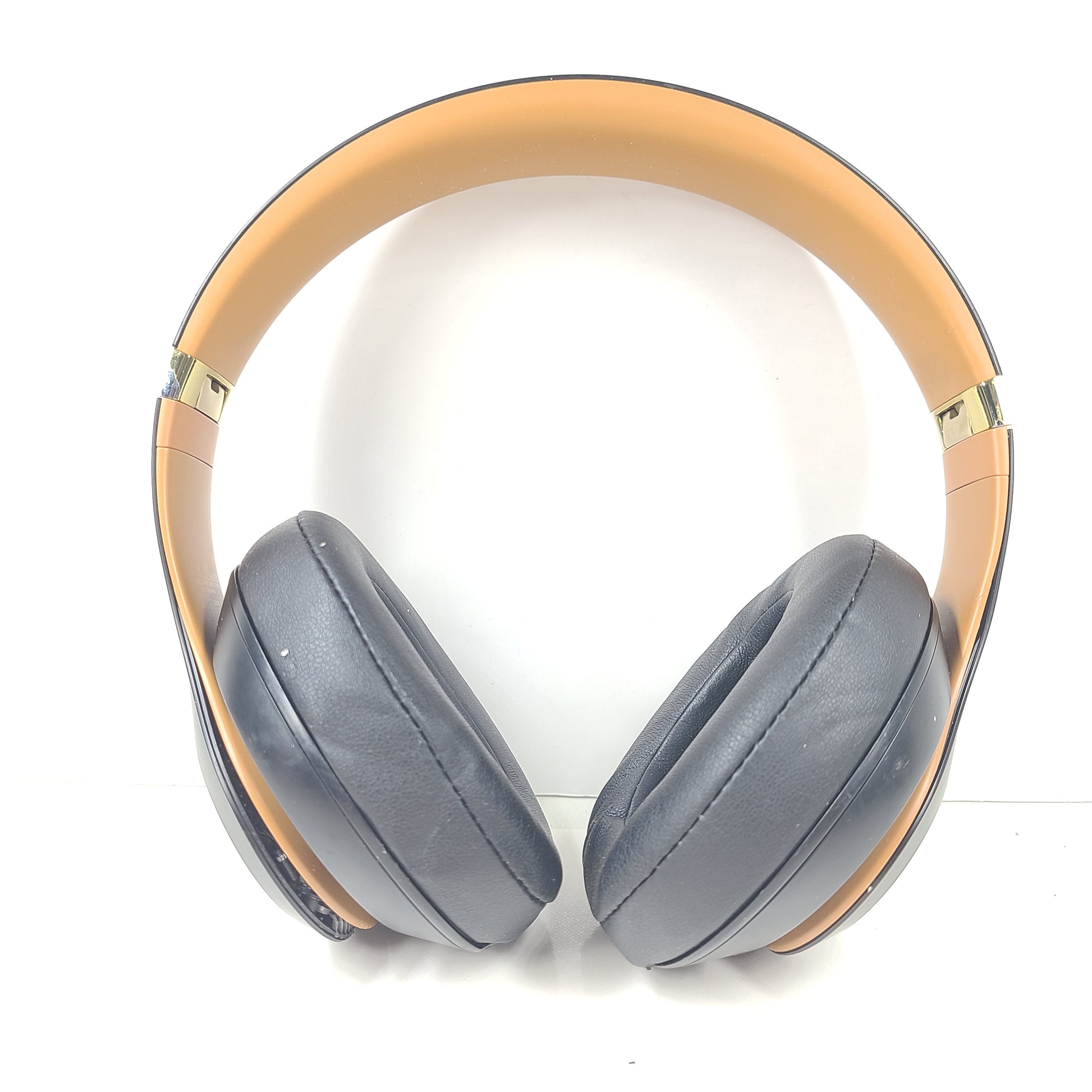 A premium listening experience with Beats Studio3 Wireless Over-Ear Headphones in Gold/Black design