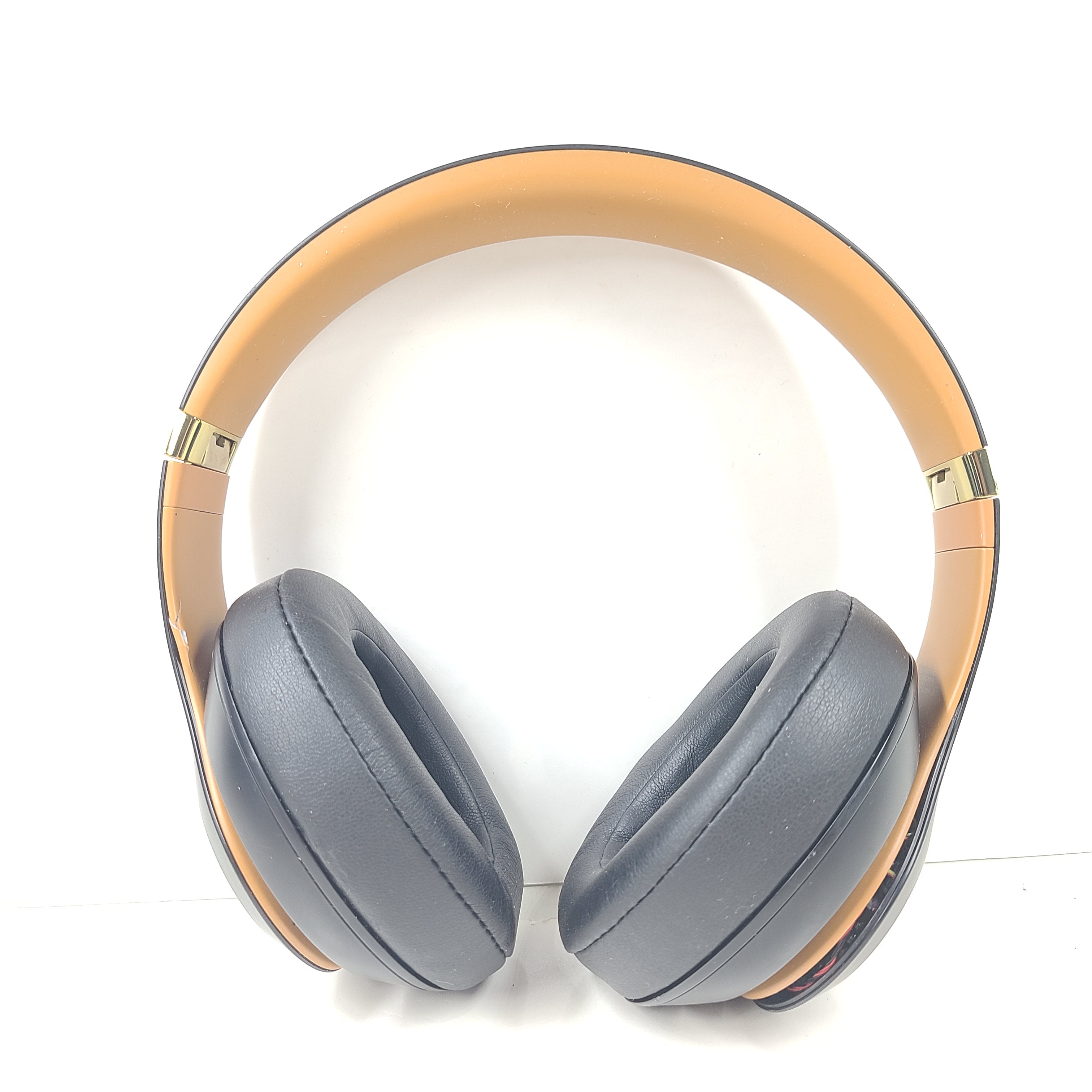 A premium listening experience with Beats Studio3 Wireless Over-Ear Headphones in Gold/Black design
