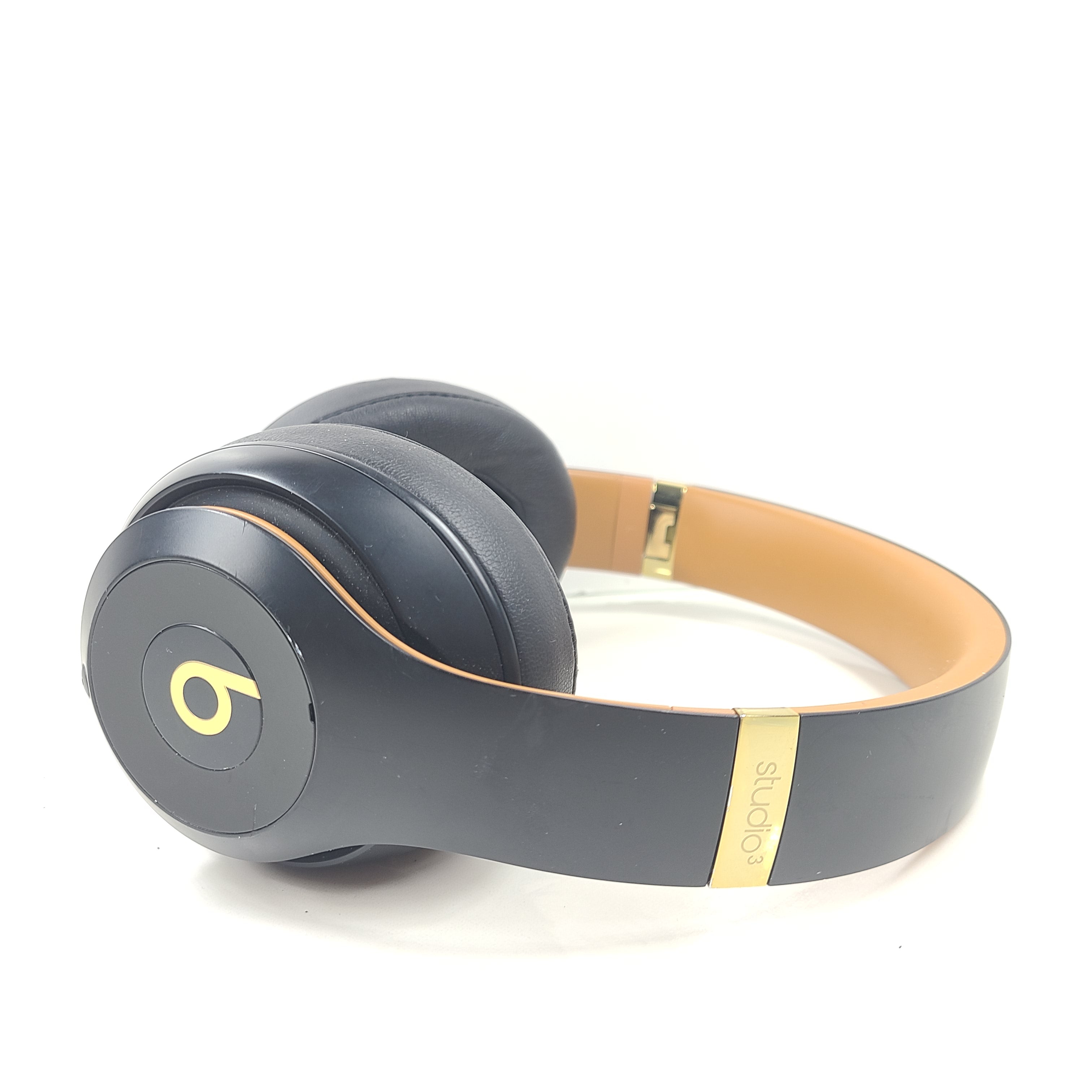 A premium listening experience with Beats Studio3 Wireless Over-Ear Headphones in Gold/Black design