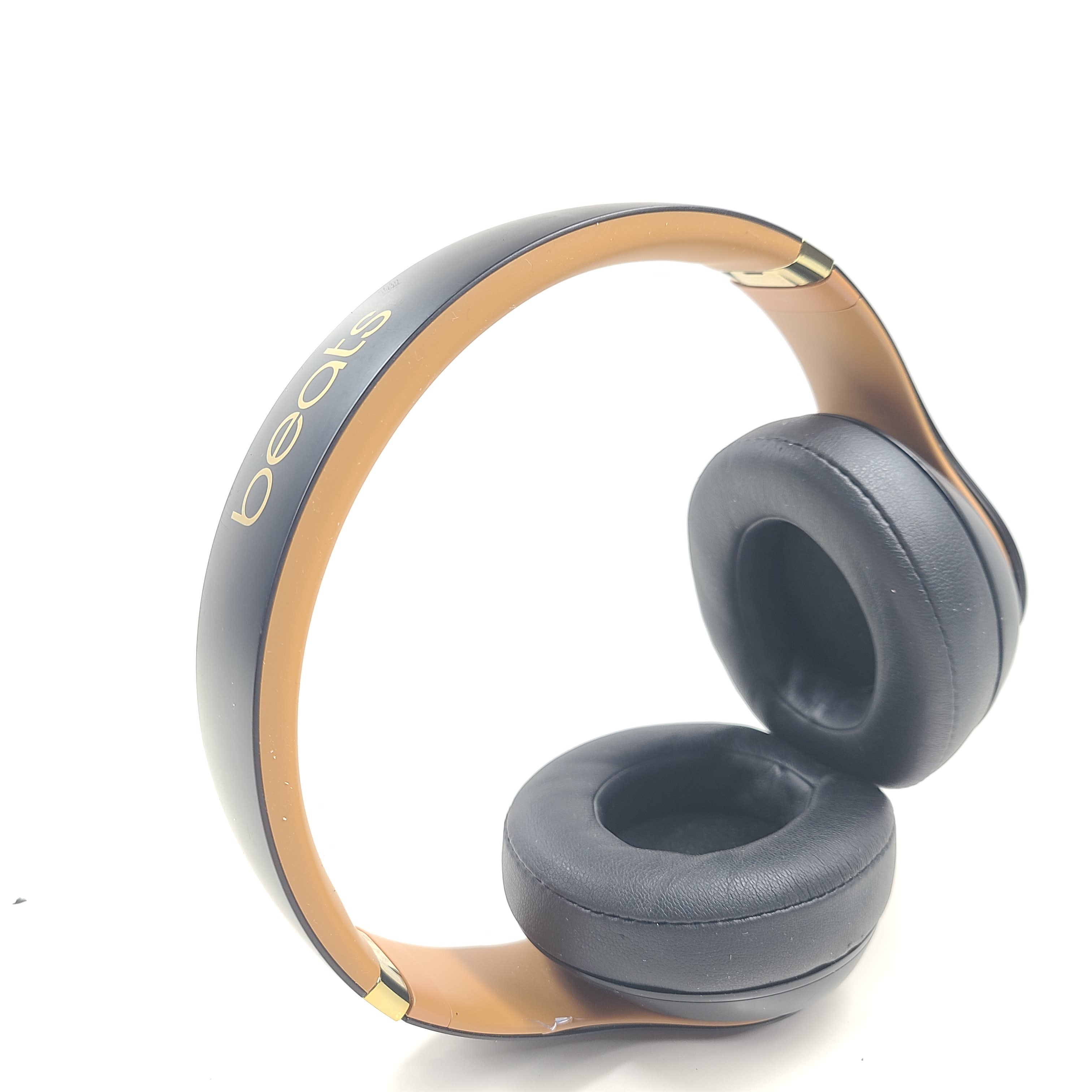 A premium listening experience with Beats Studio3 Wireless Over-Ear Headphones in Gold/Black design